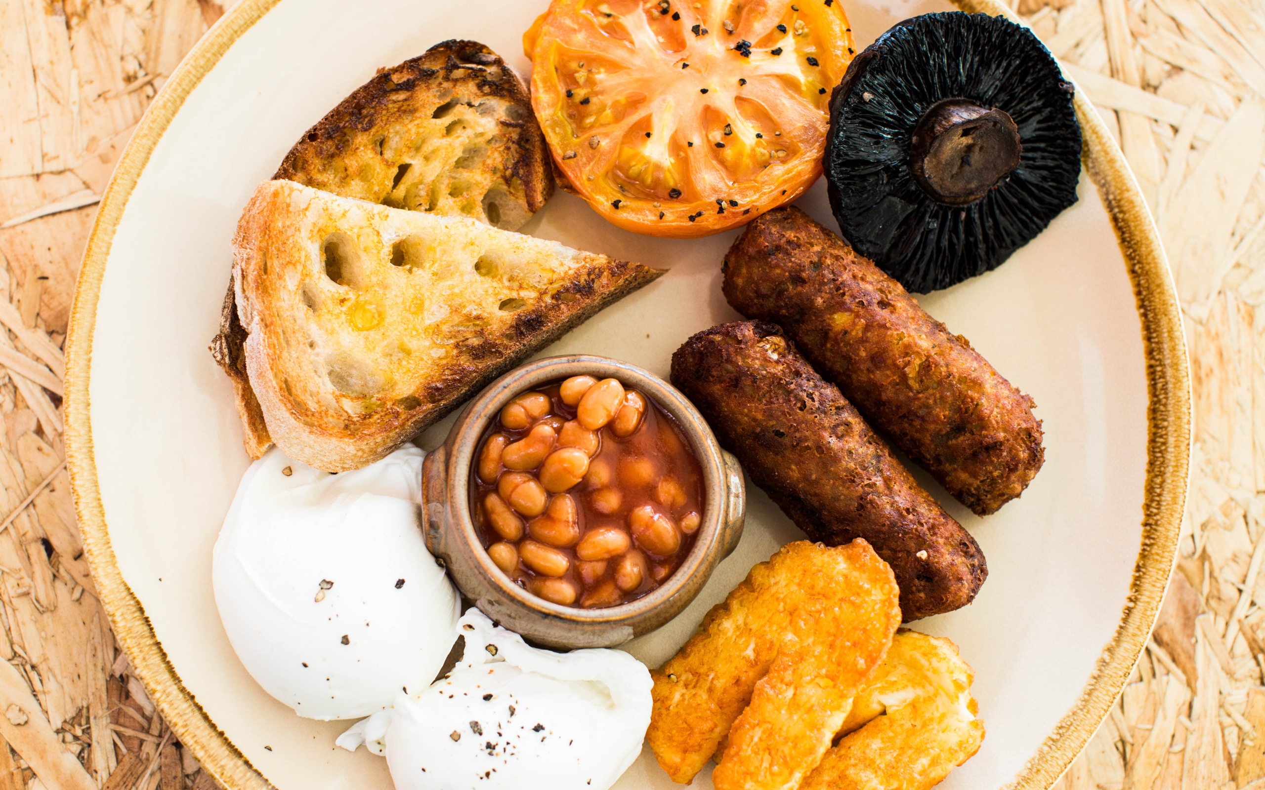 Запеченные овощи на тарелке с фасолью и гренками 