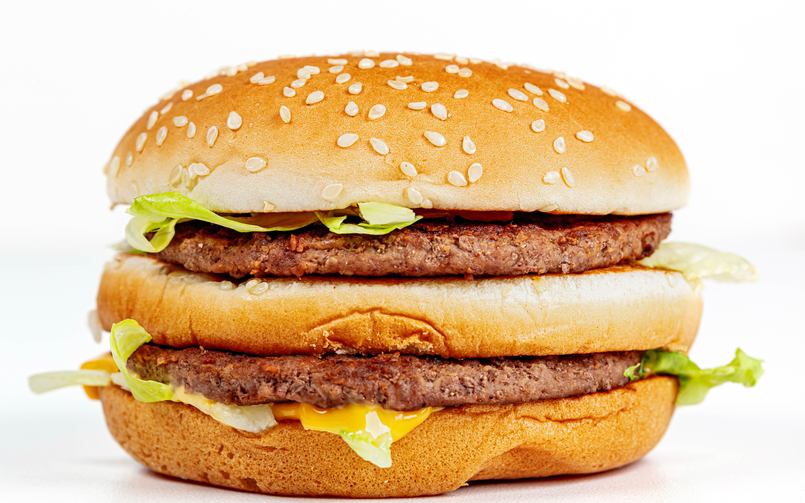 Большой аппетитный гамбургер на белом фоне