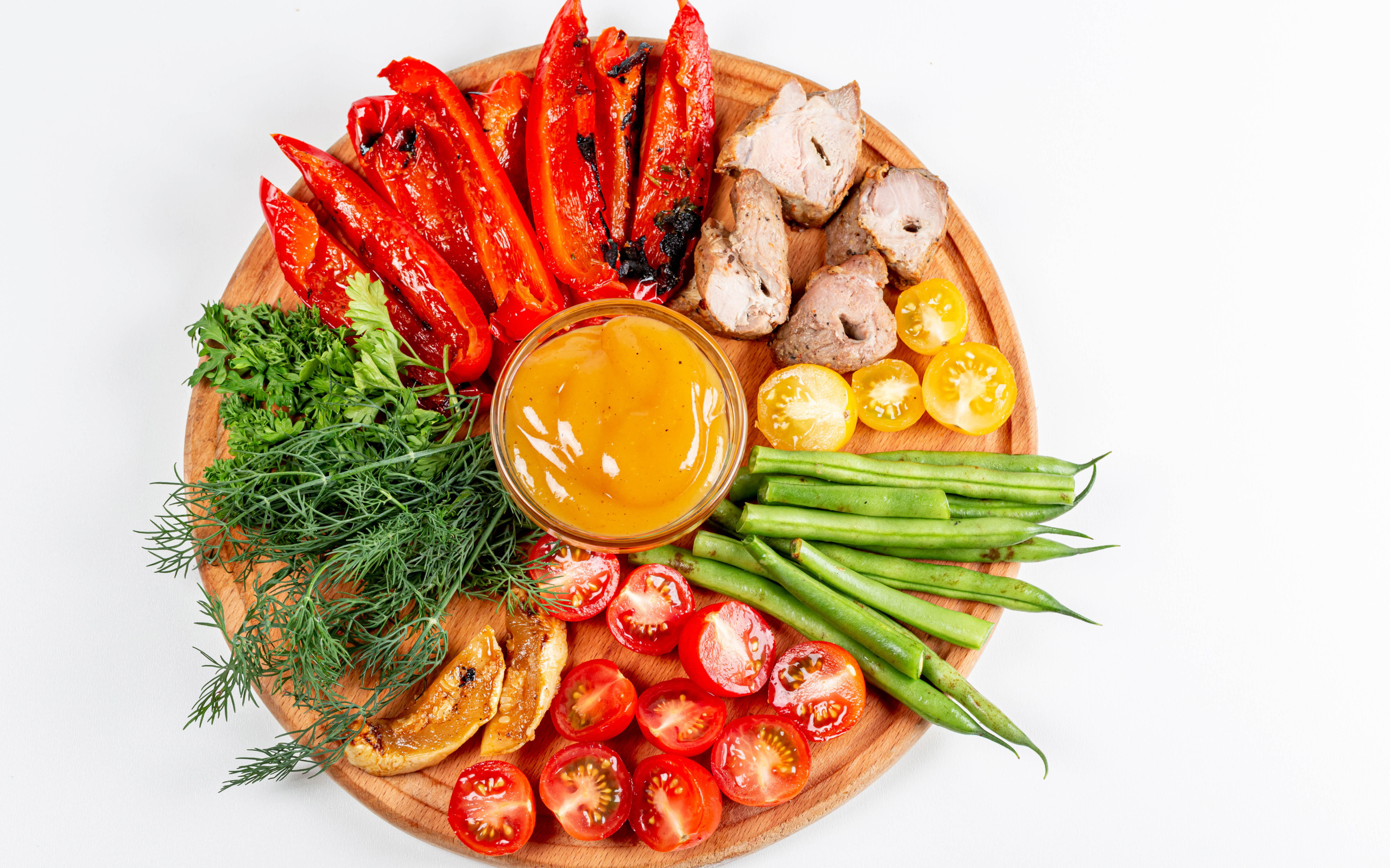 Доска с овощами, зеленью и мясом