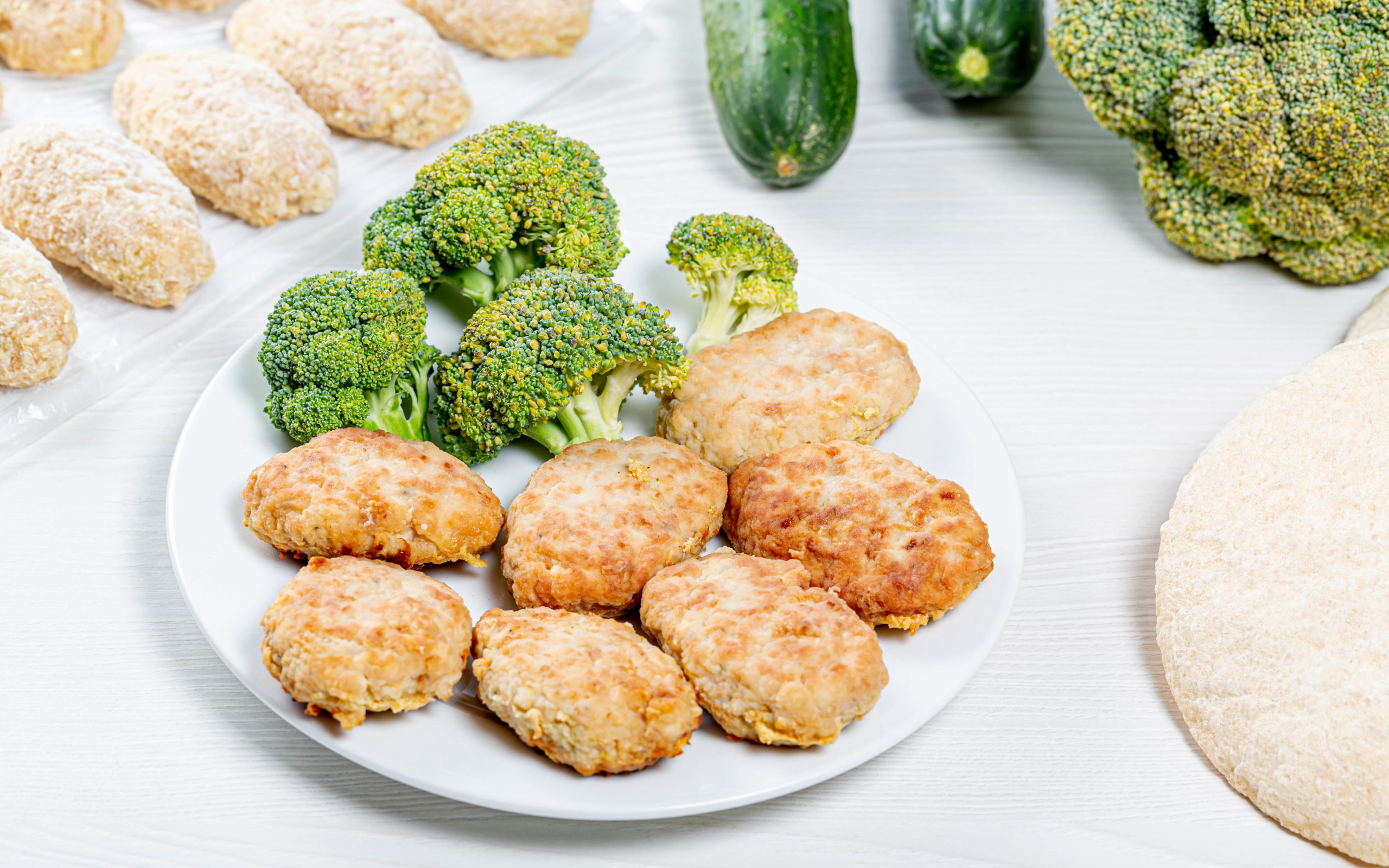Вкусные котлеты на тарелке с брокколи
