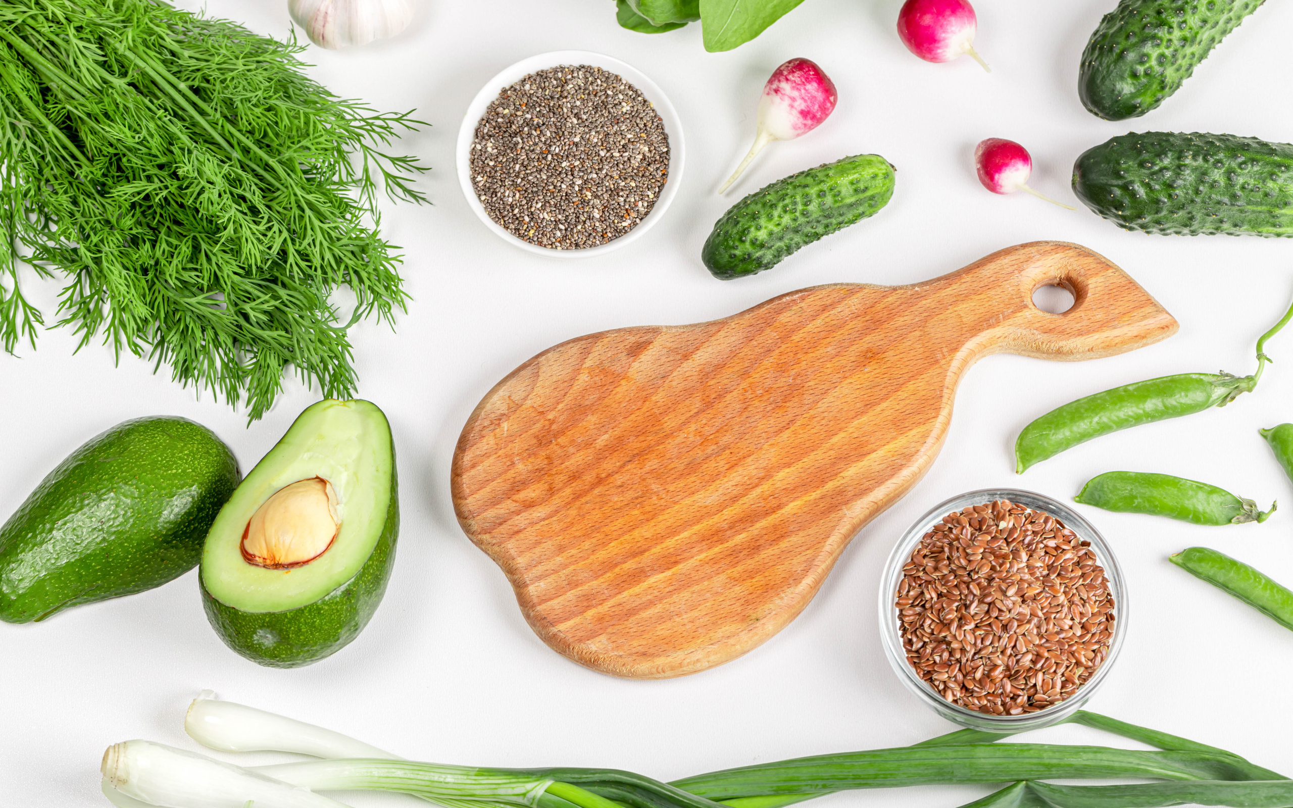 Свежие огурцы, авокадо, редис и укропом на столе с зернами