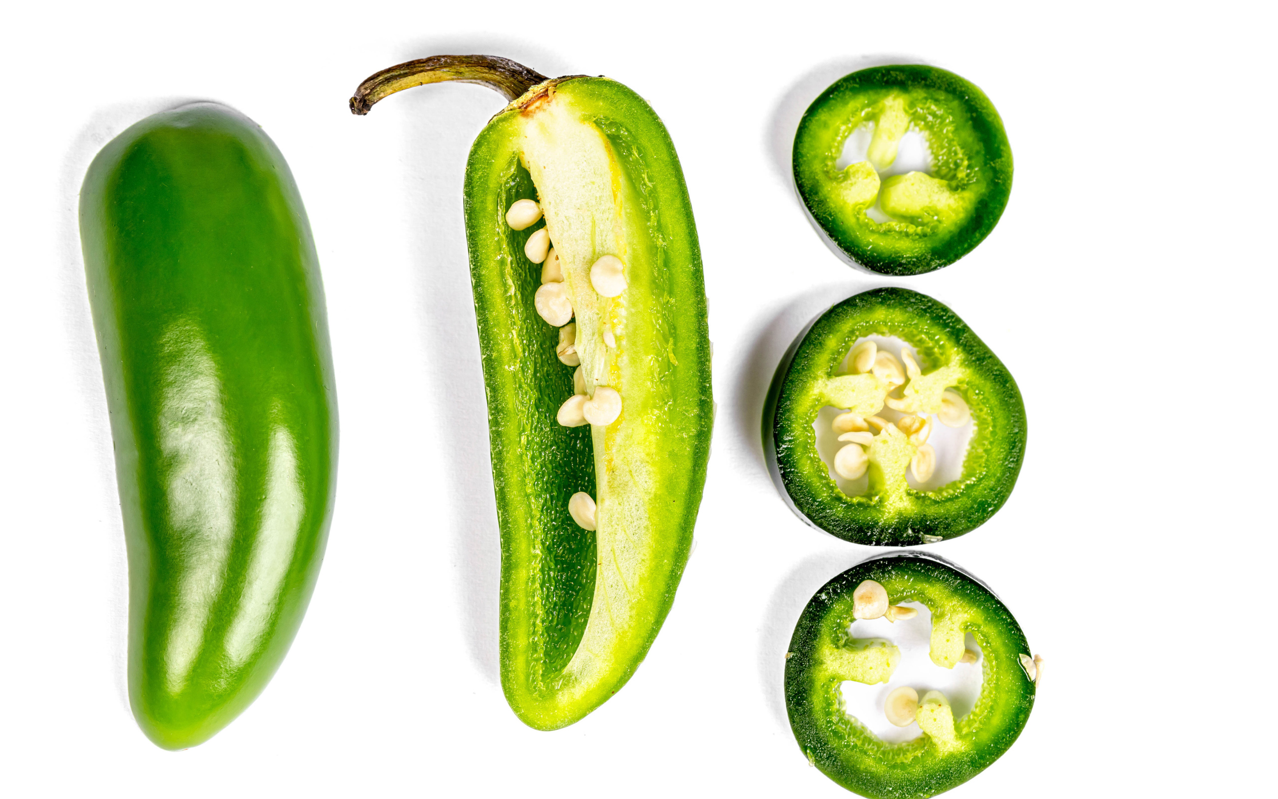 Зеленый перец в разрезе на белом фоне