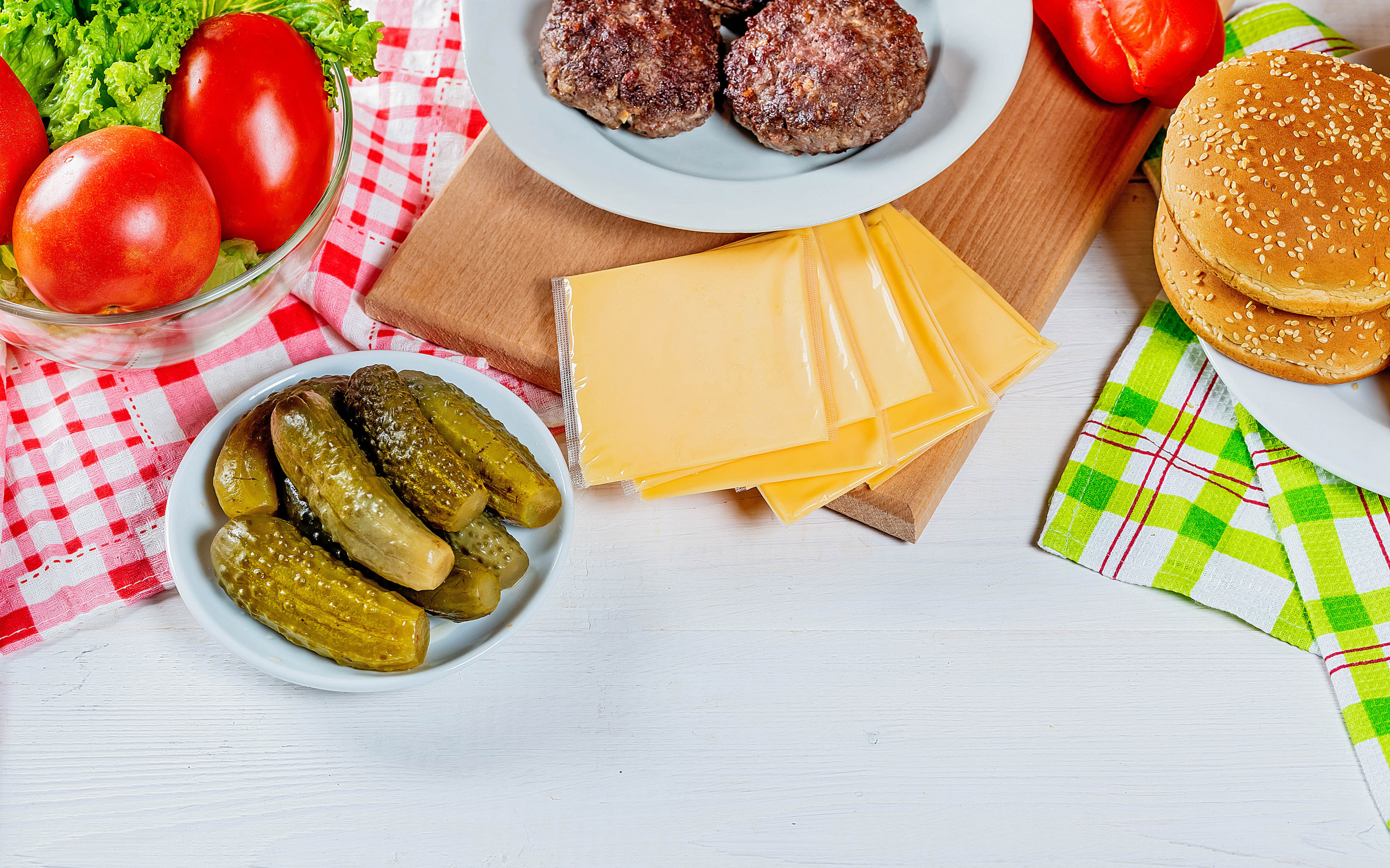 Заготовки для гамбургера на столе 