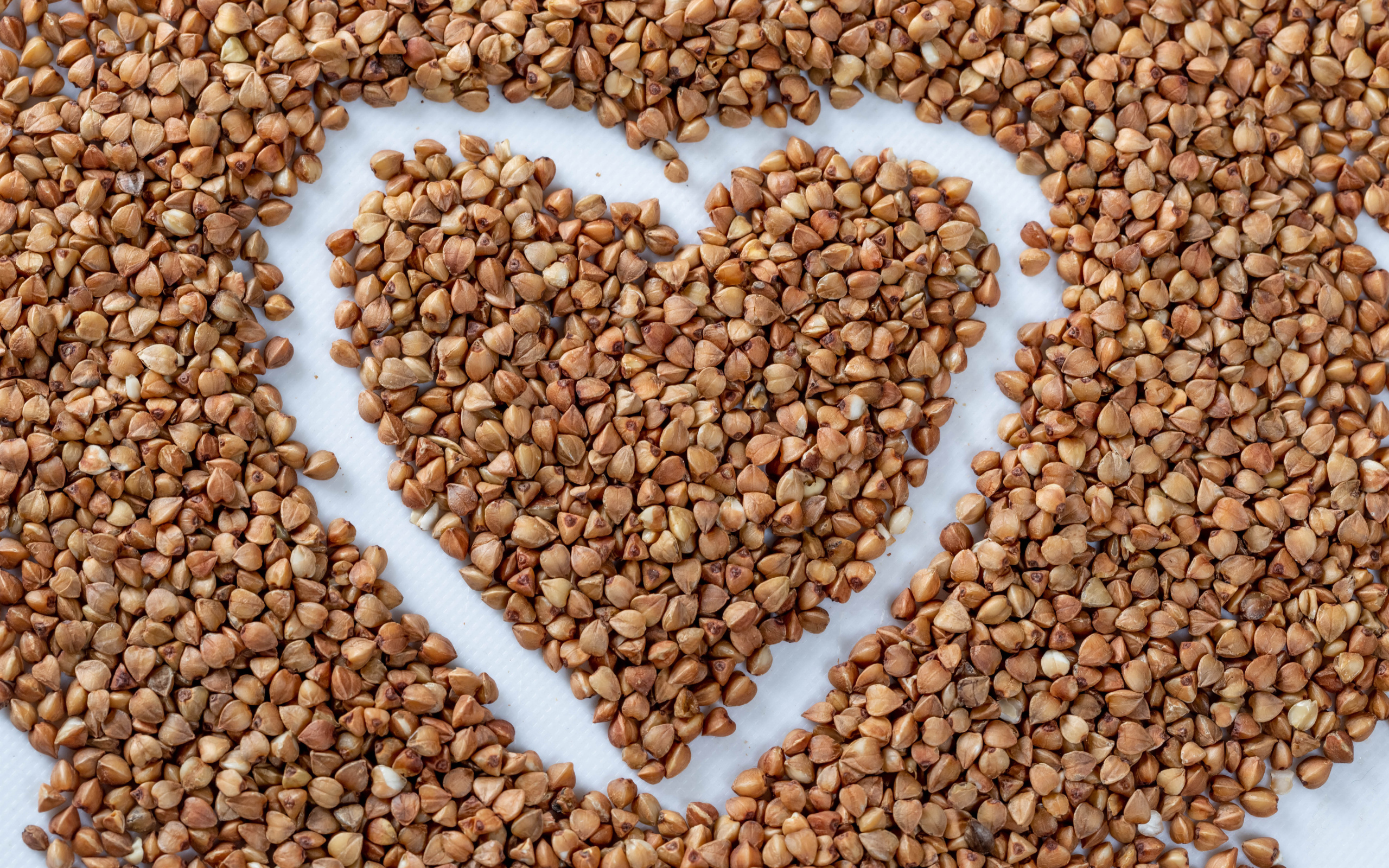 Сердце нарисовано на гречневой крупе 