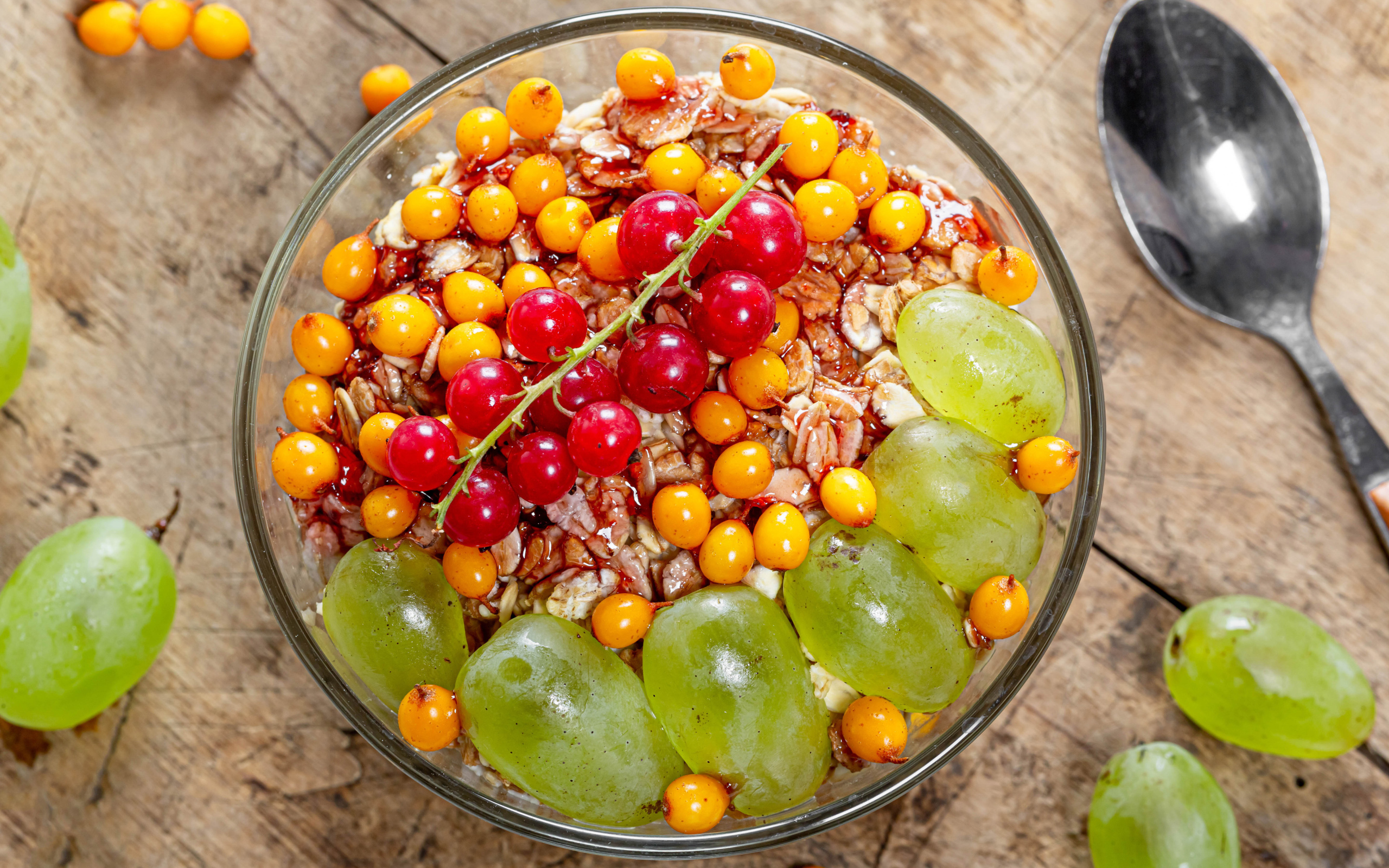 Овсяные хлопья с красной смородиной, виноградом и облепихой 