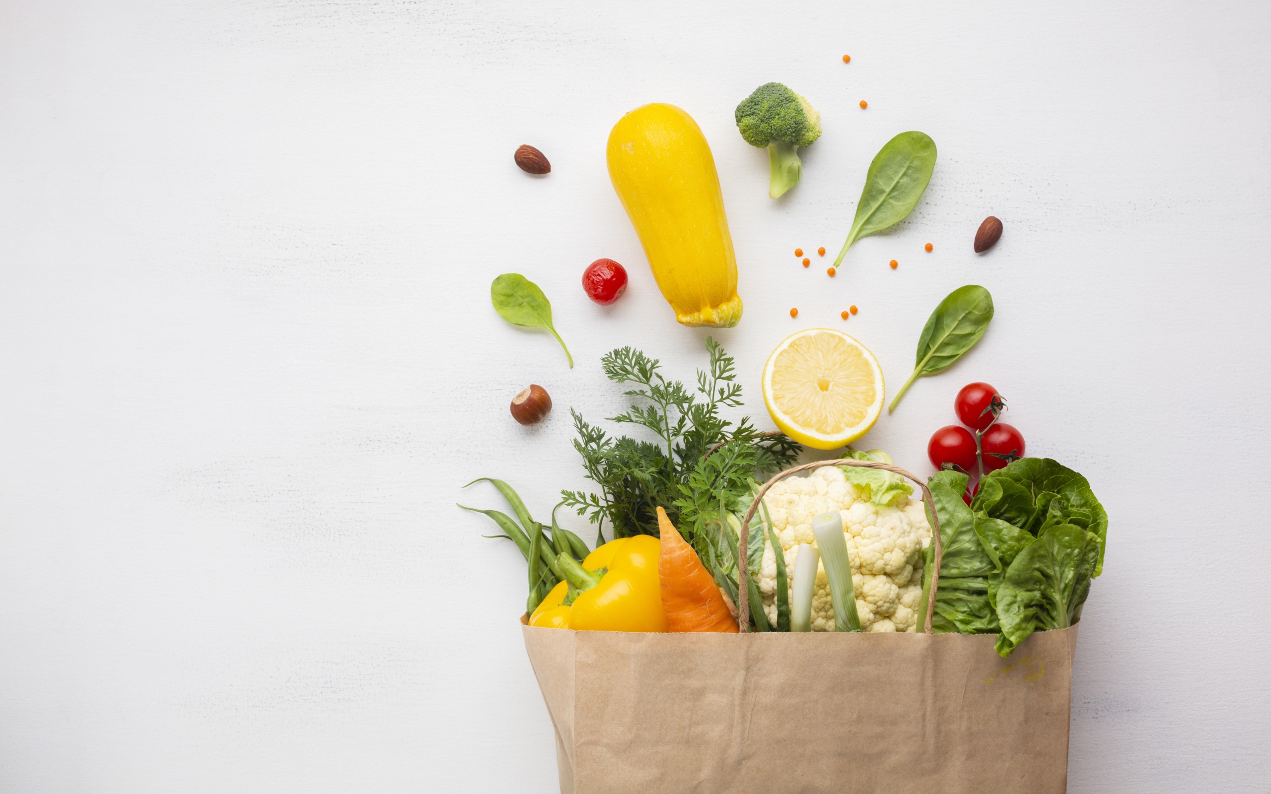 Пакет со свежими овощами и зеленью на сером фоне 