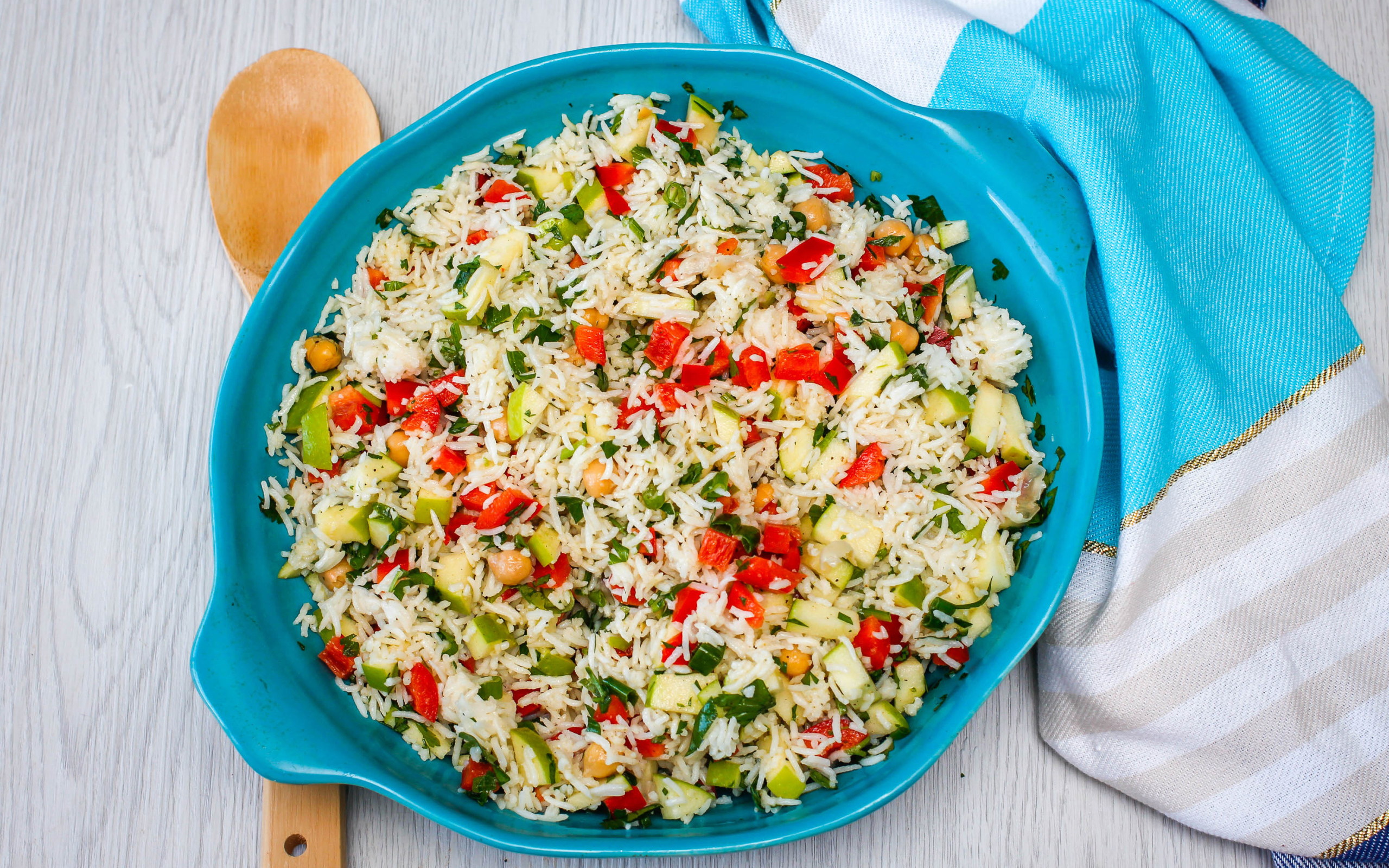 Плов с овощами в голубом казане на столе 