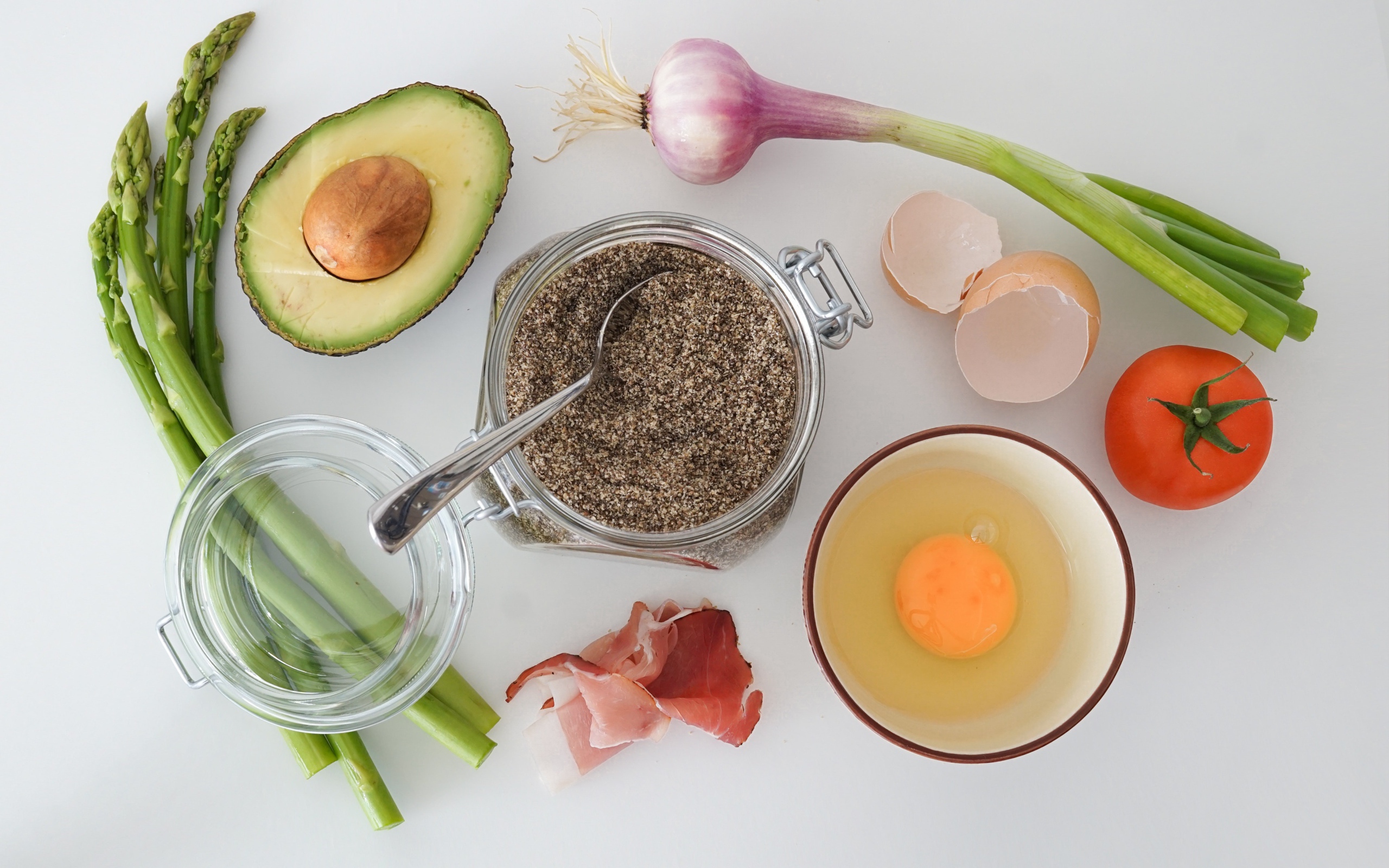 Продукты на столе на сером фоне 