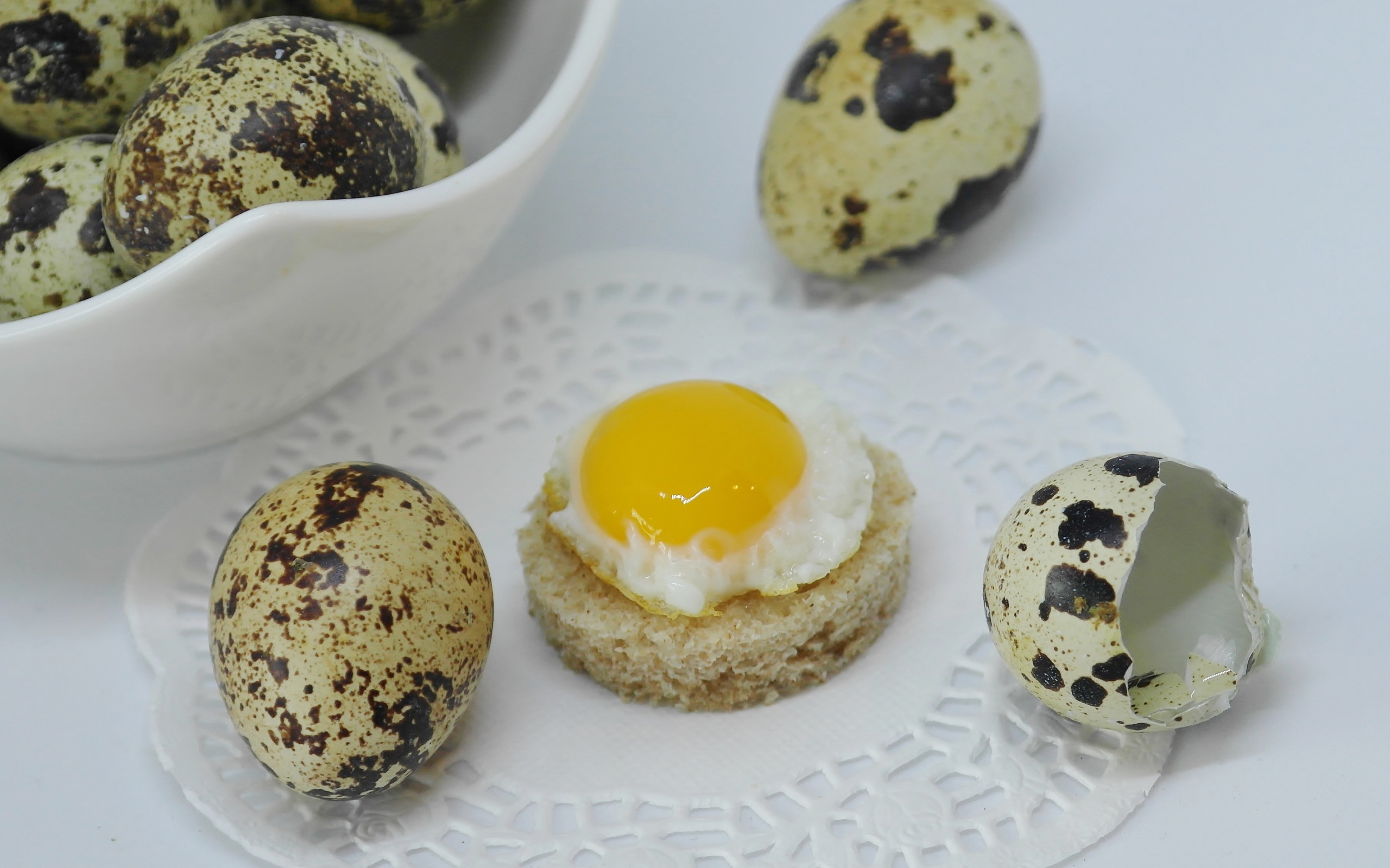 Quail eggs with bread