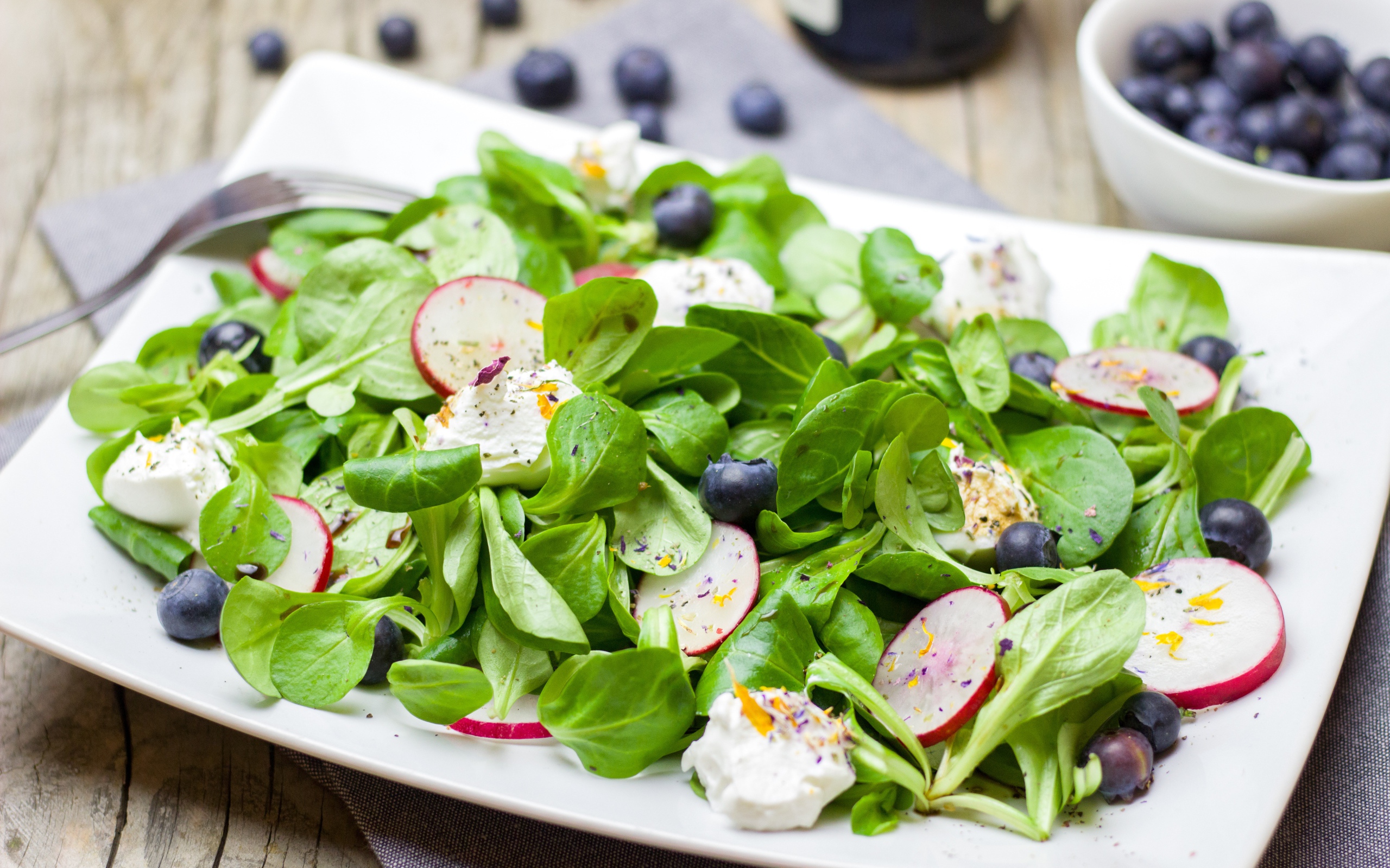 Салат с редисом, базиликом, сыром и ягодами черники 