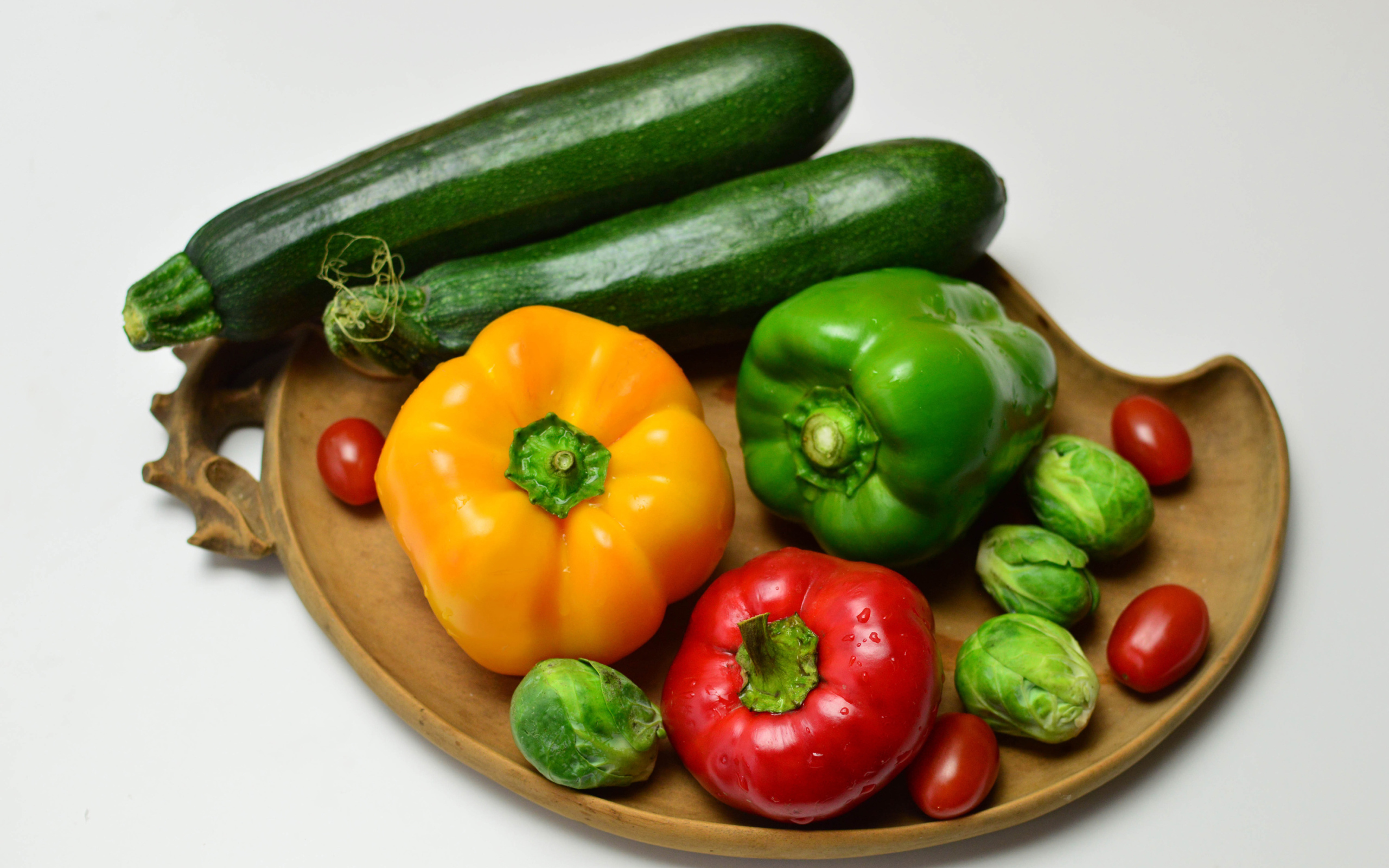 Сладкий перец, кабачки, помидоры и брюссельская капуста на сером фоне