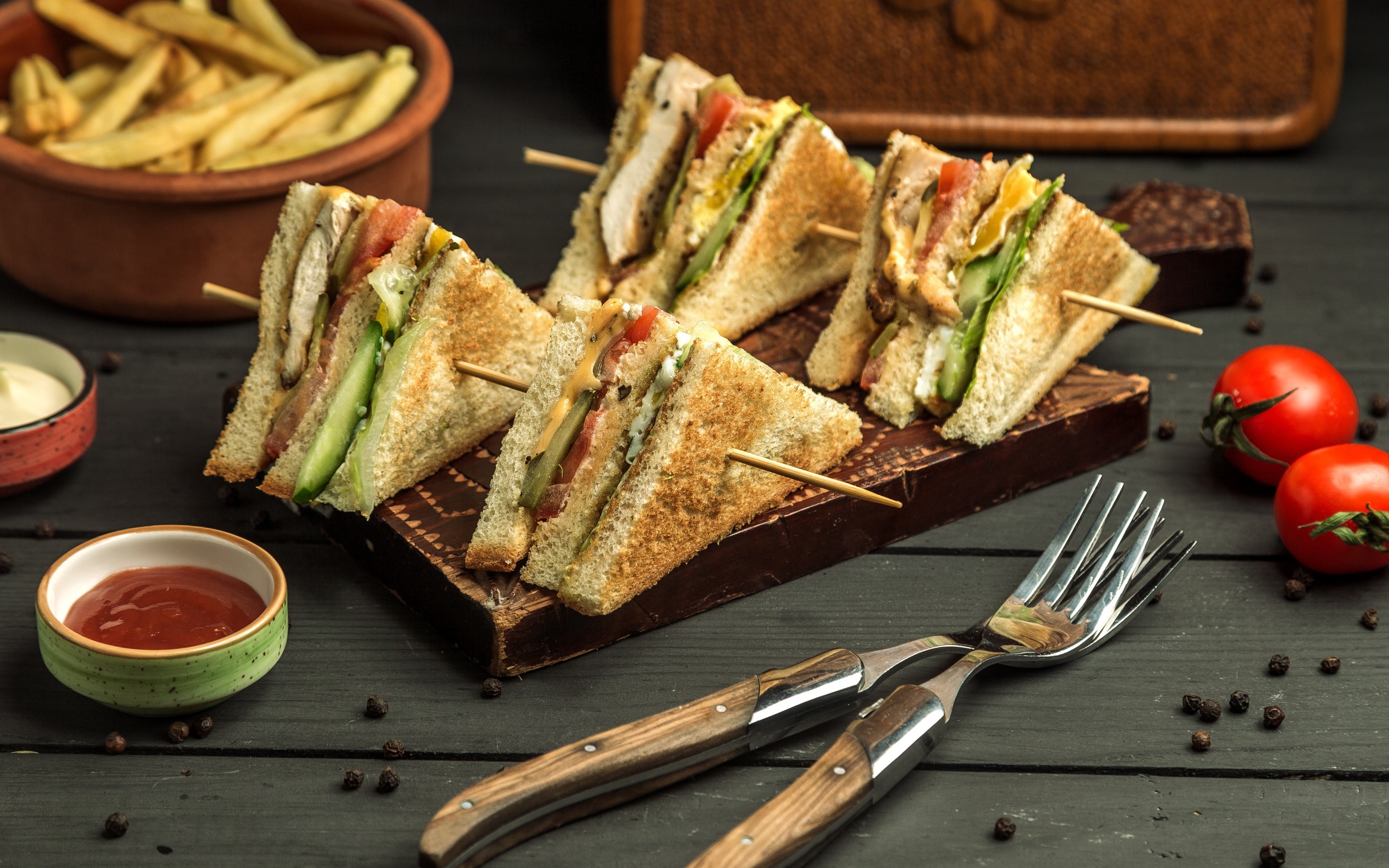 Вкусные сэндвичи с хрустящим хлебом