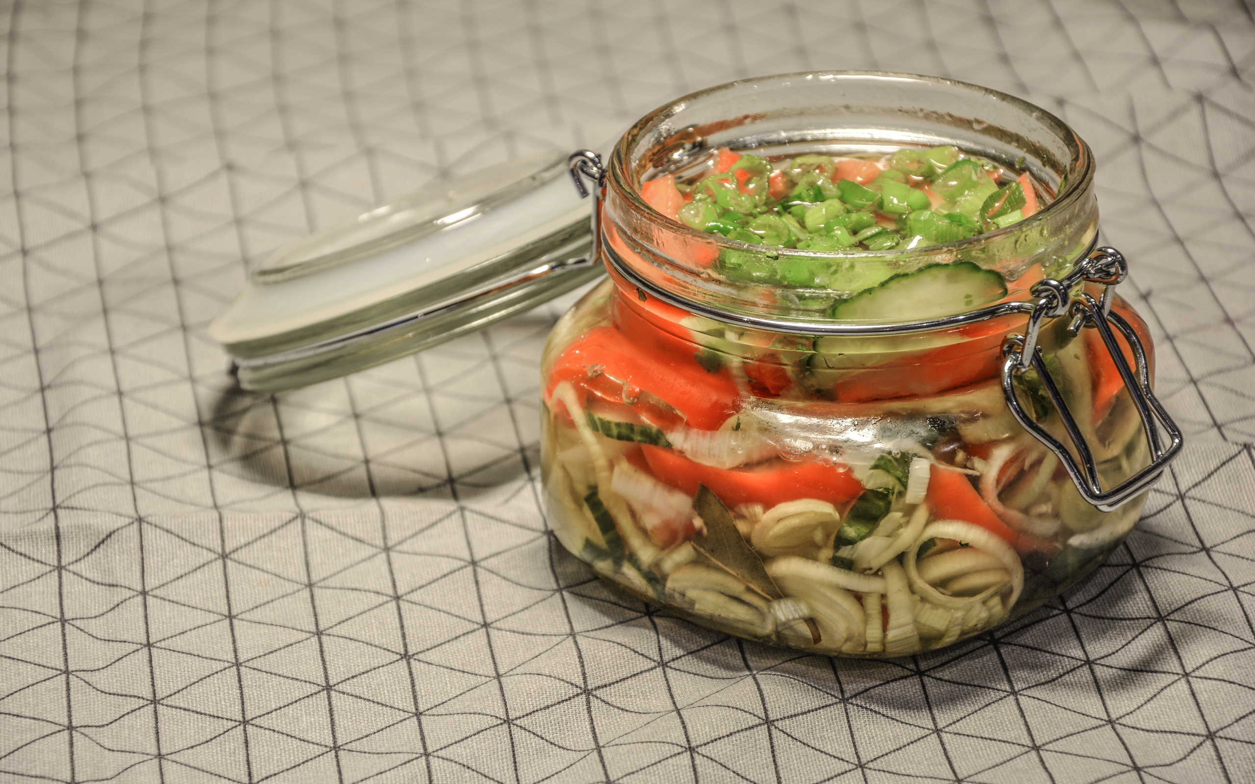 Салат из овощей в стеклянной банке 