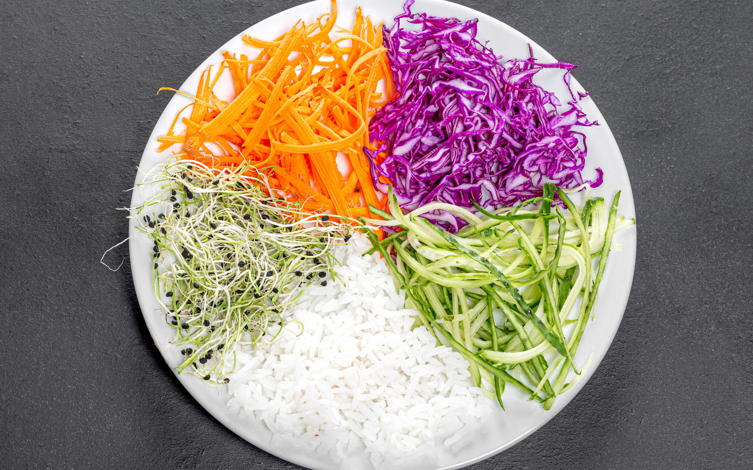 Овощи с рисом на большой  белой тарелке на сером столе 