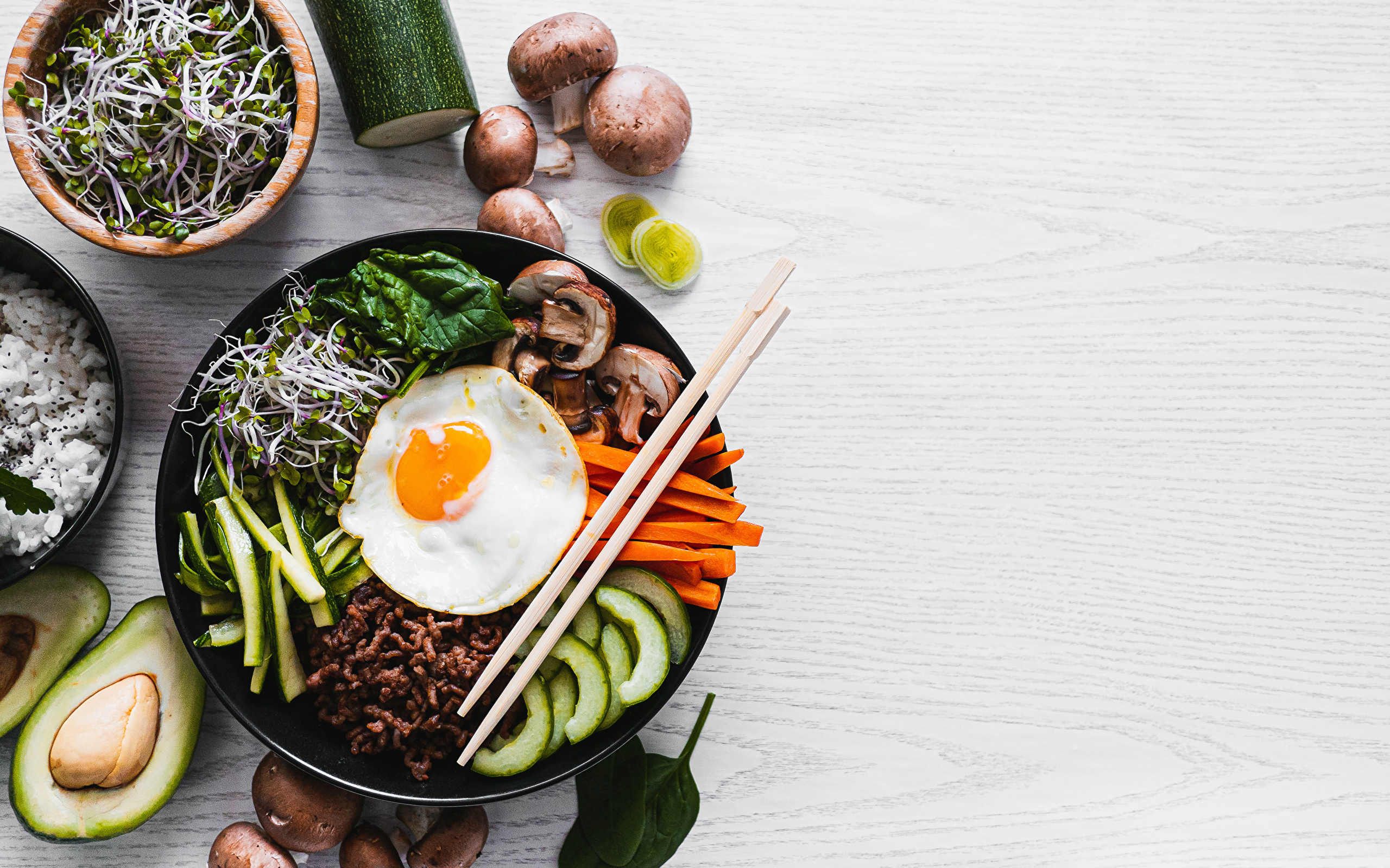 Овощи с яичницей на столе 