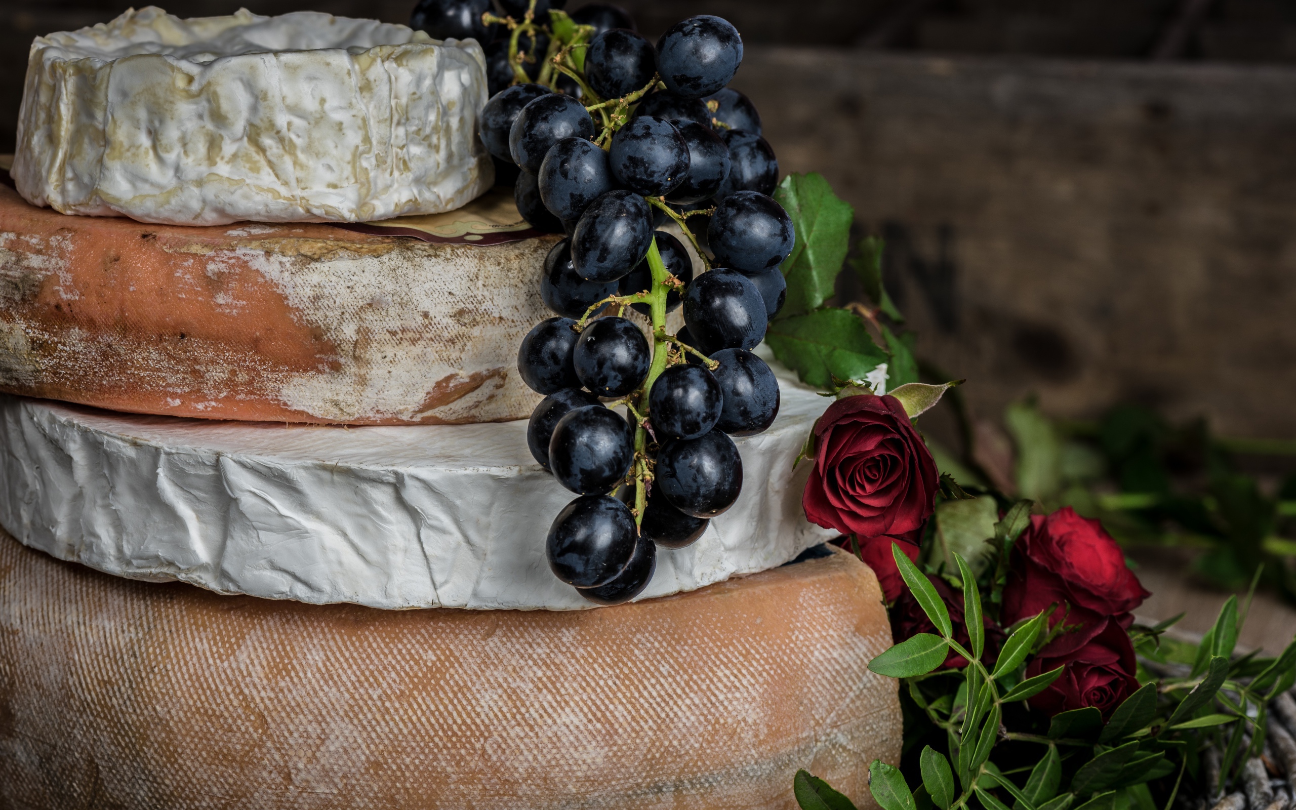 Гроздь синего винограда на столе с сыром с плесенью 