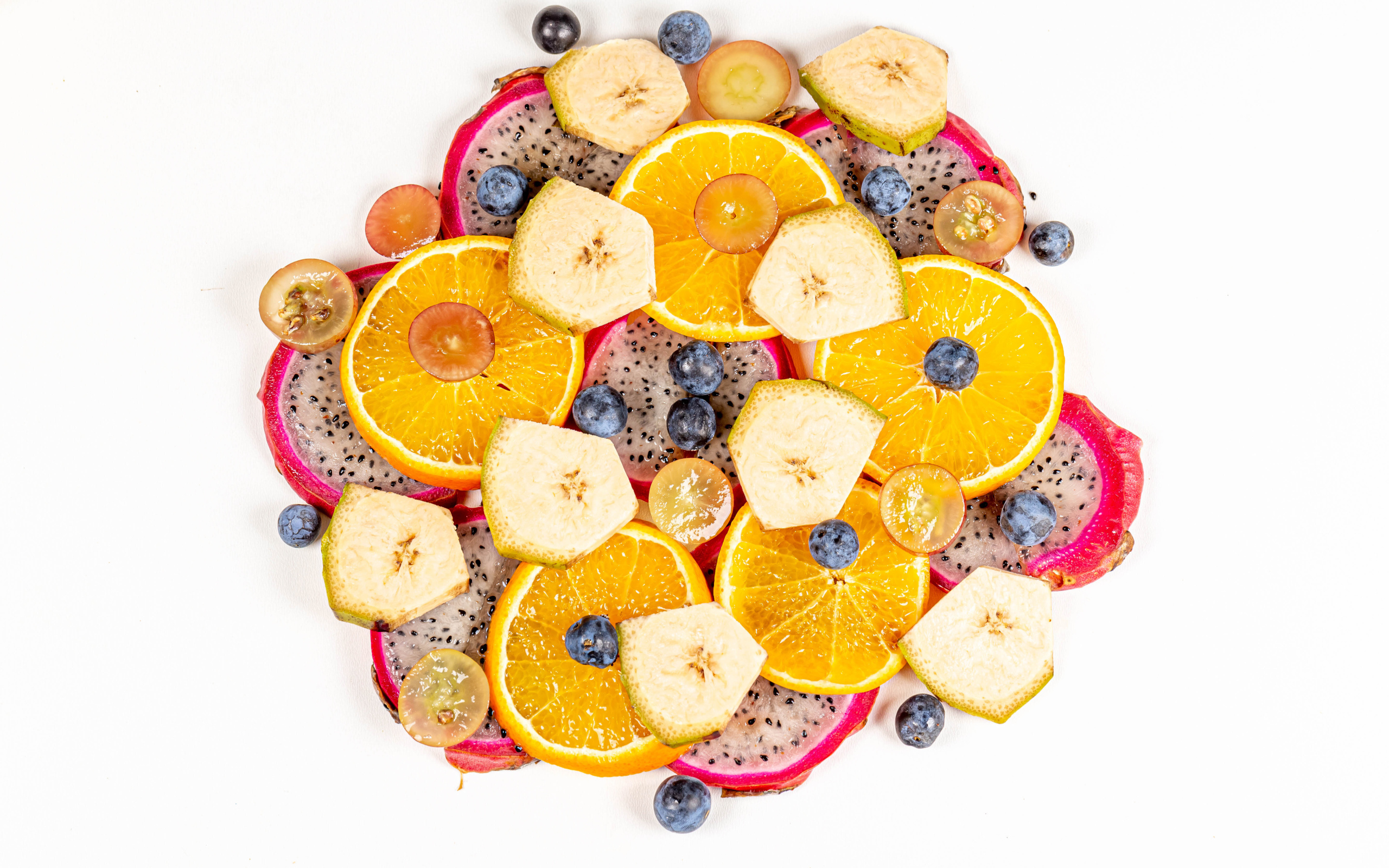 Цитрусовые фрукты с ягодами на белом фоне