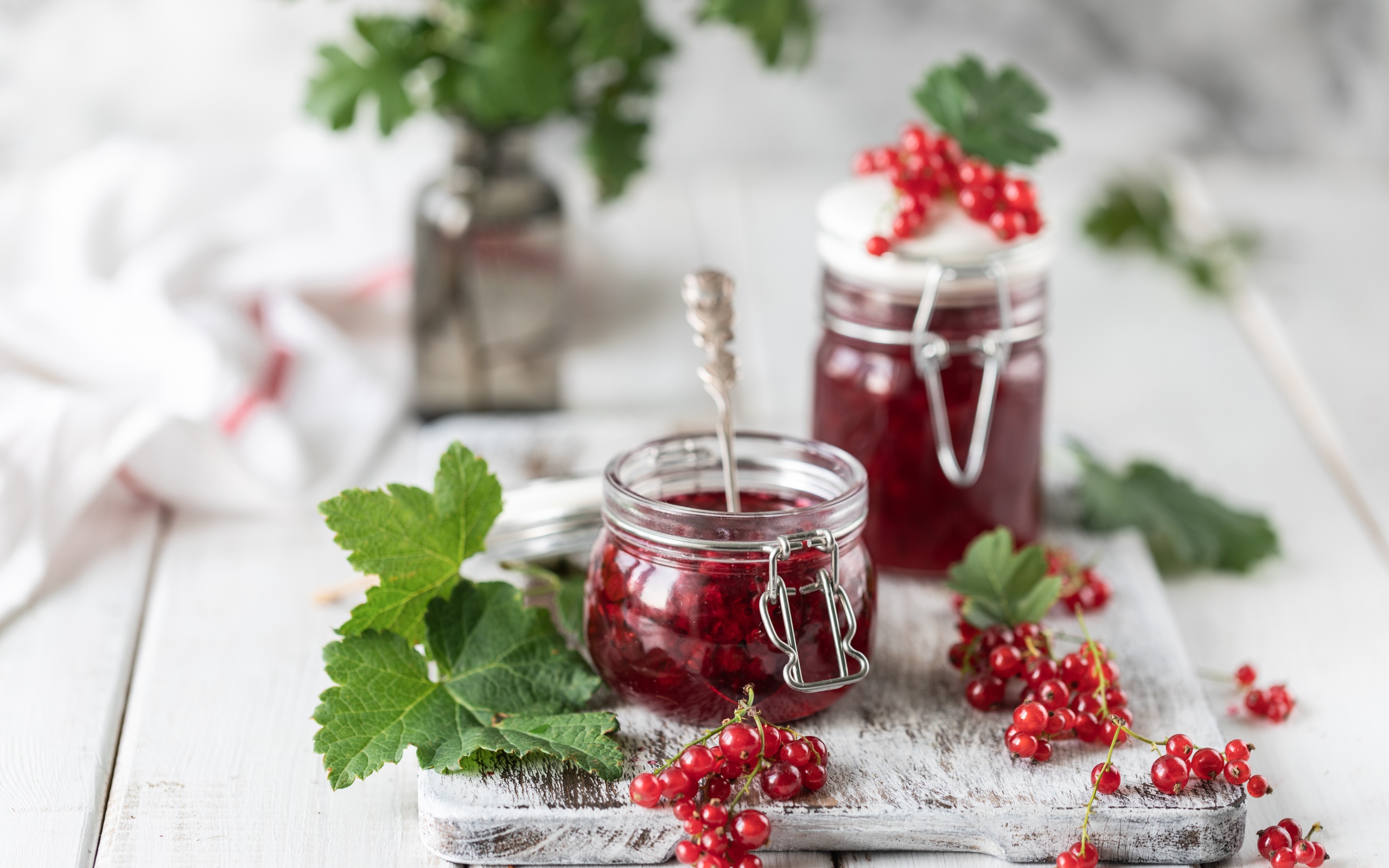 Варенье из красной смородины на столе со свежими ягодами