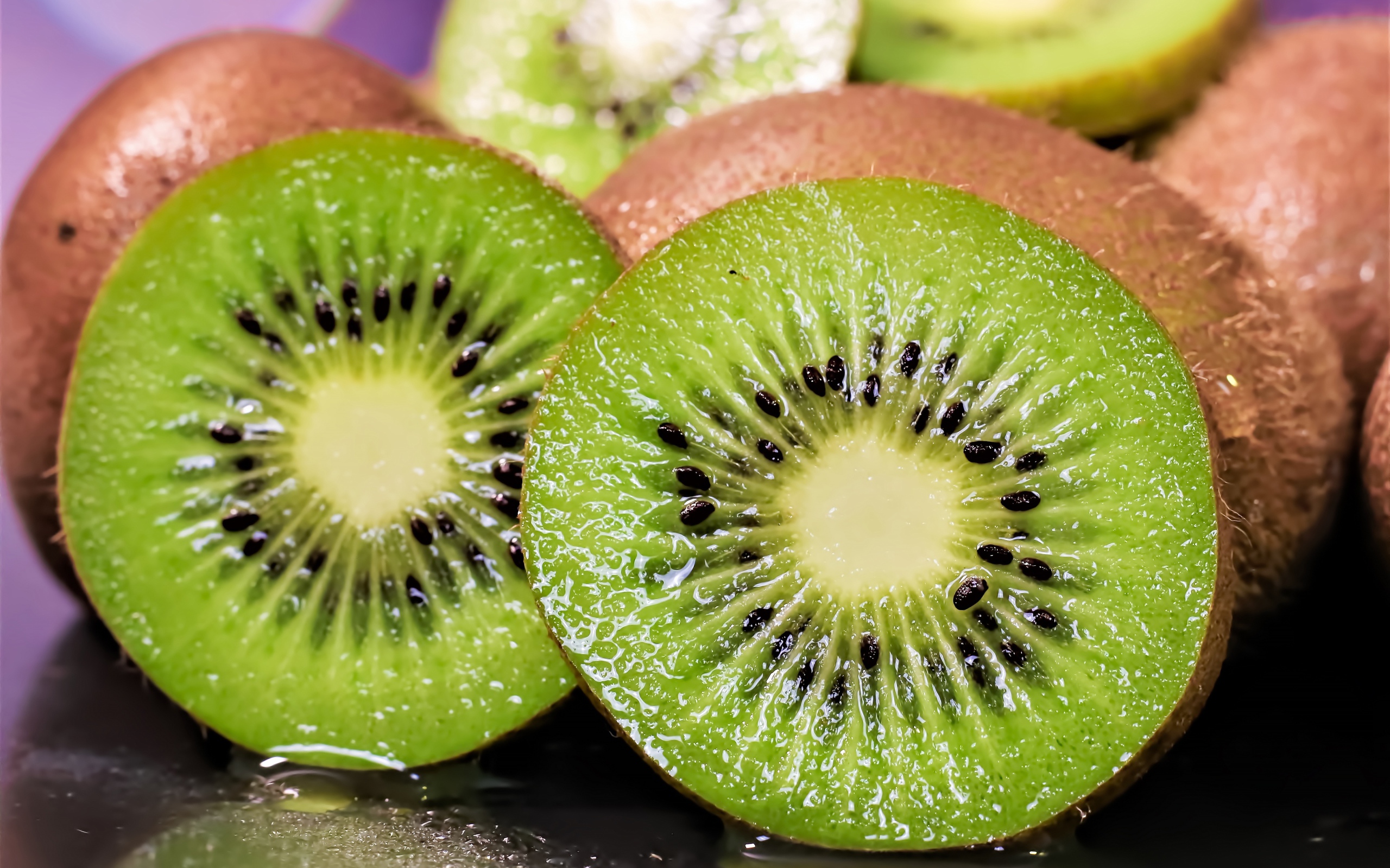 Спелые сочные кусочки киви 