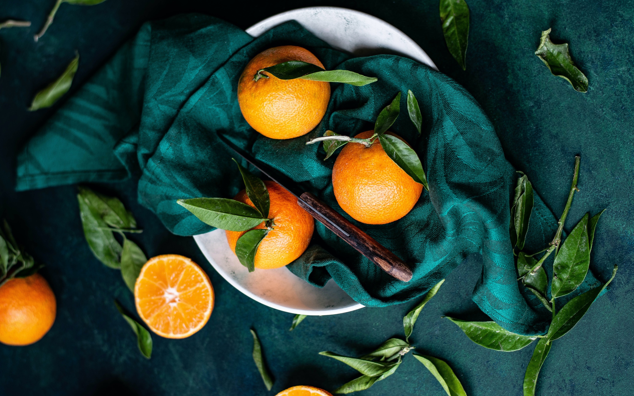 Спелые мандарины на столе в платком 