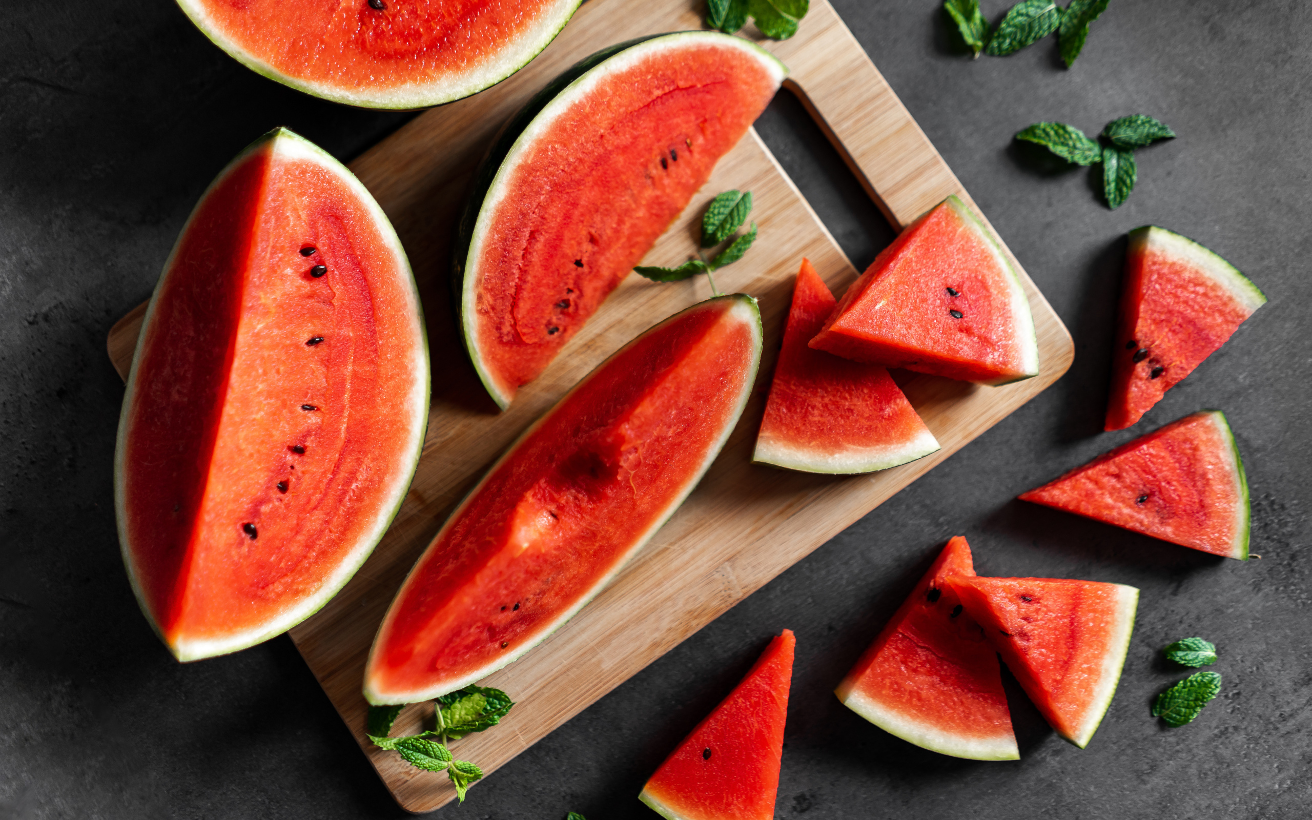 Кусочки сочного красного арбуза на доске