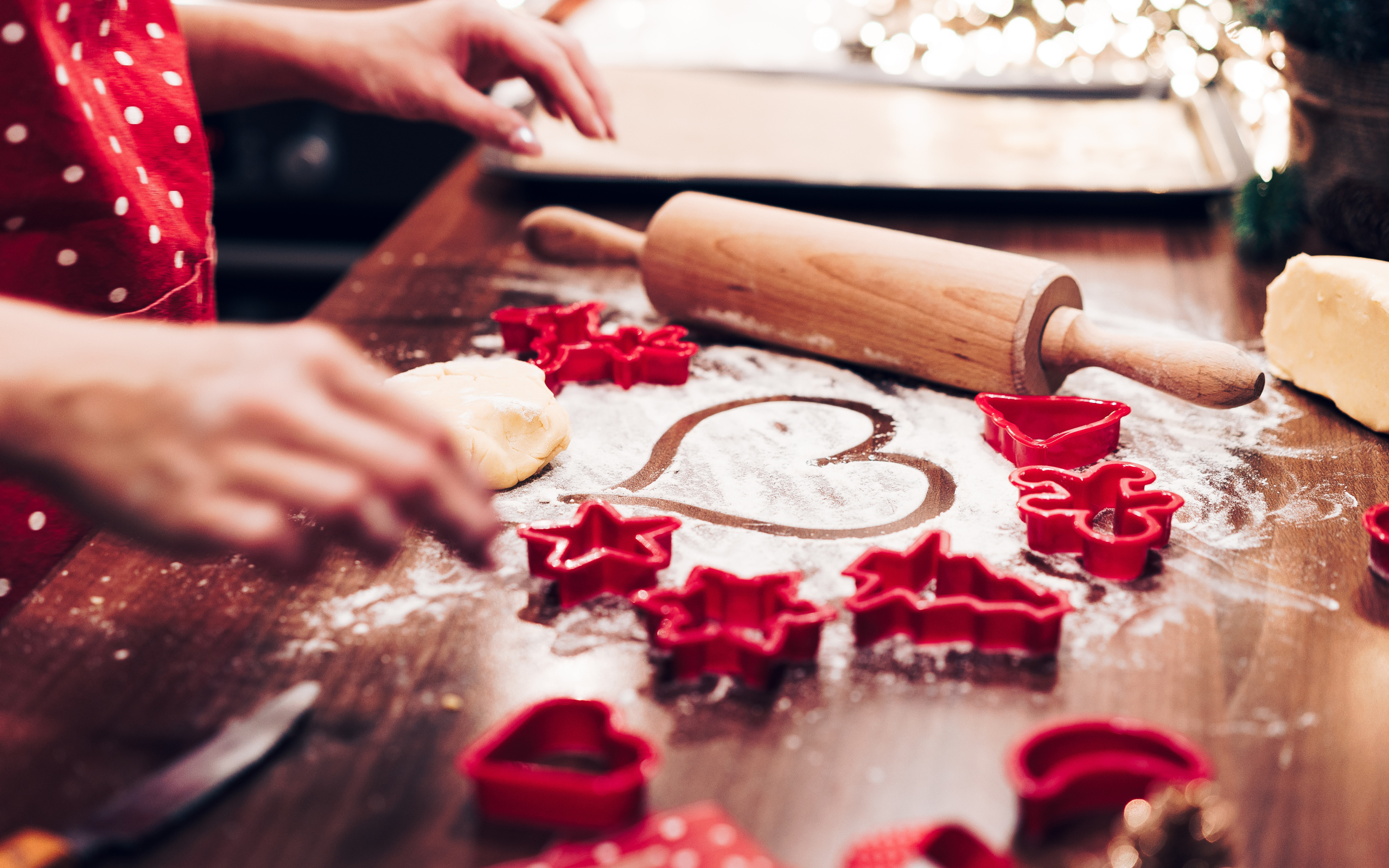 Сердце нарисовано на муке на столе с выпечкой