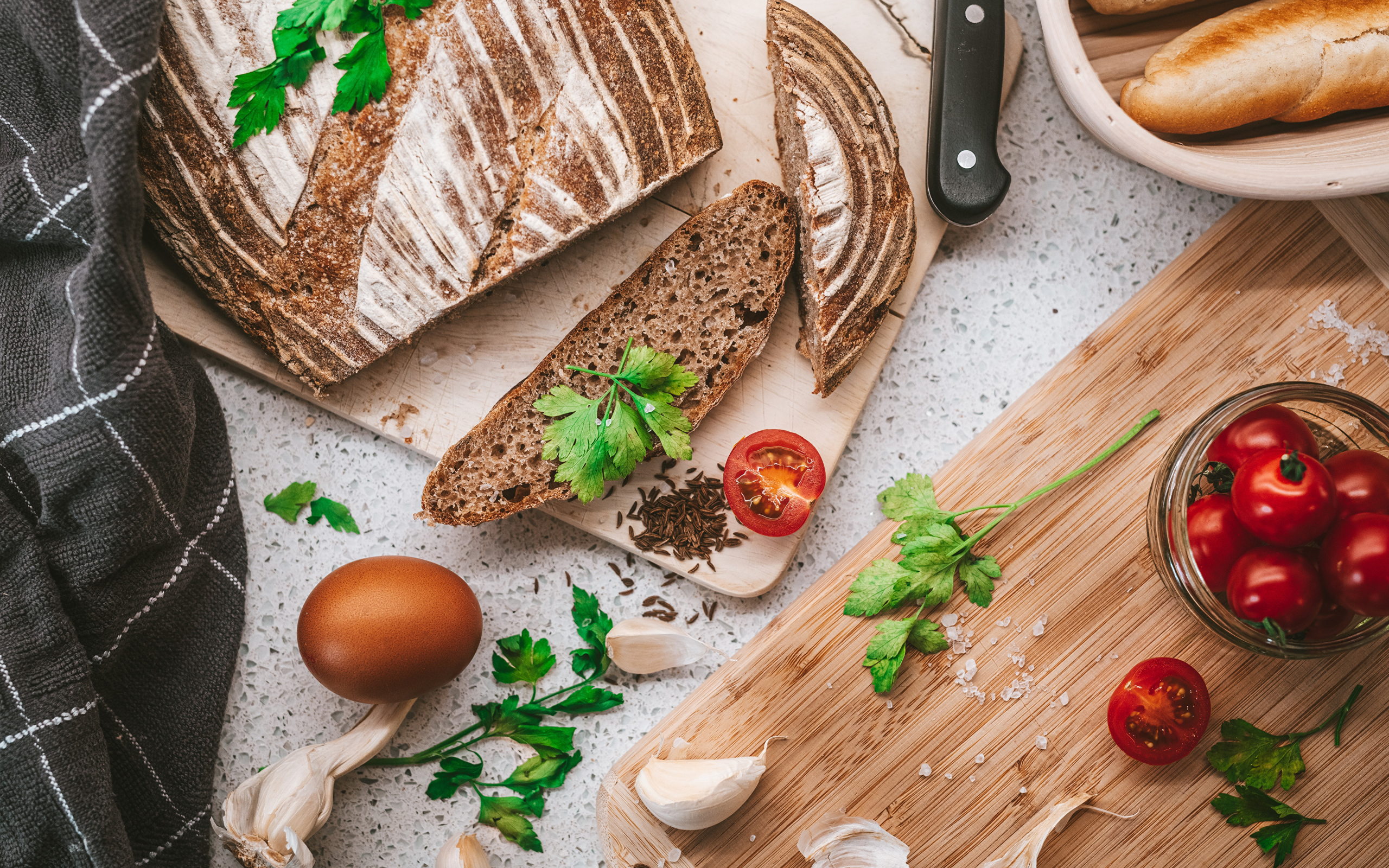 Ржаной хлеб на столе с помидорами  и специями 