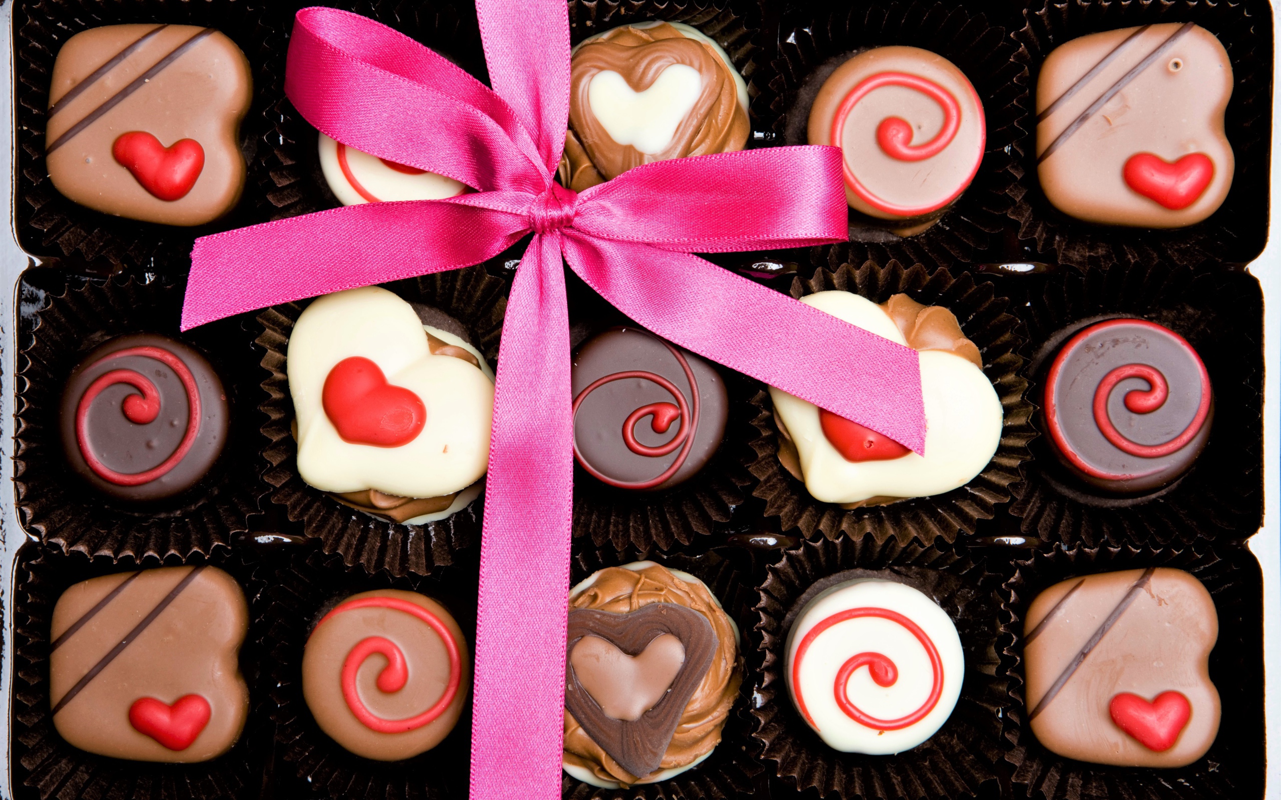 Конфеты ассорти в коробке с бантом