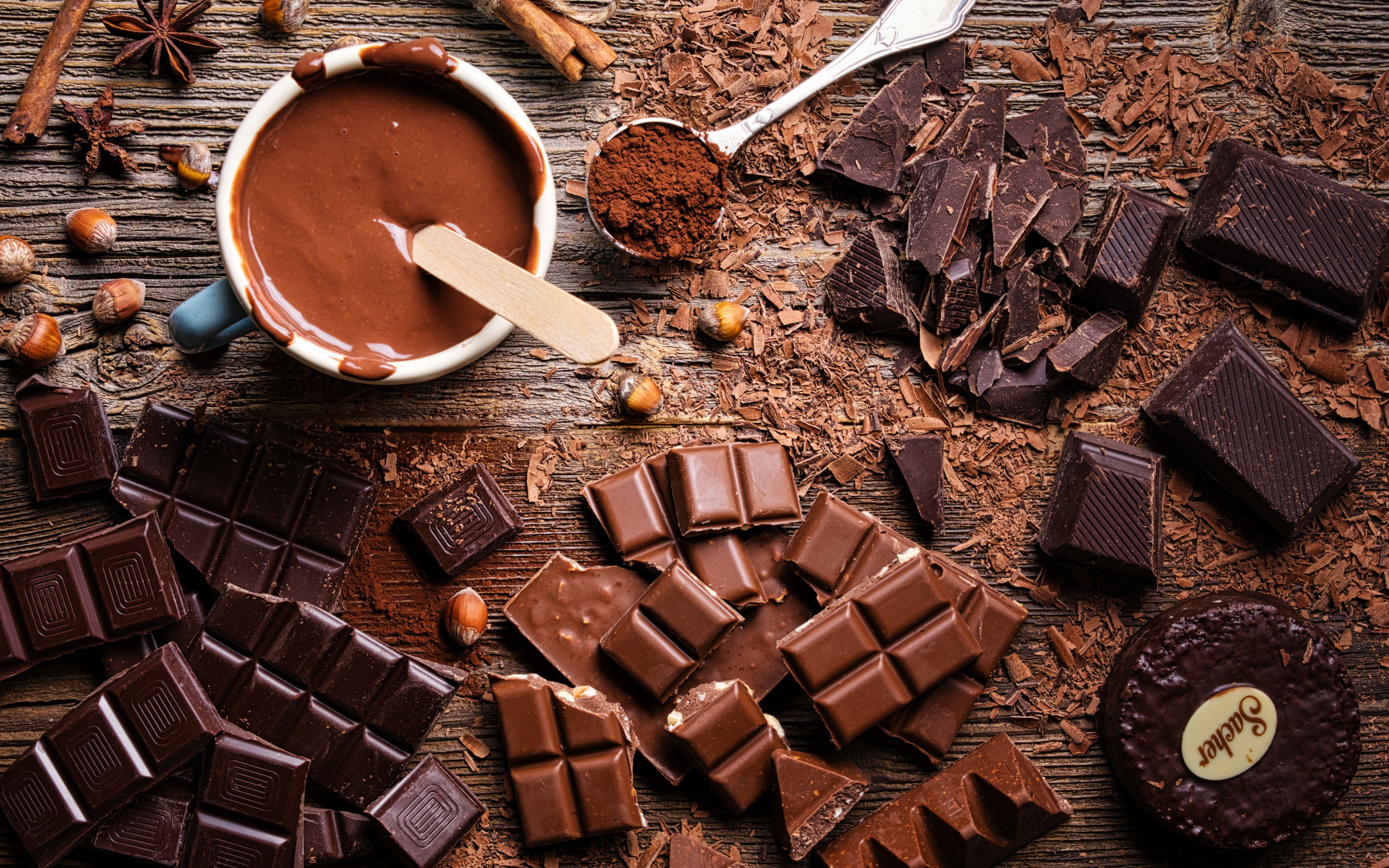 Плитки черного и молочного шоколада на столе 