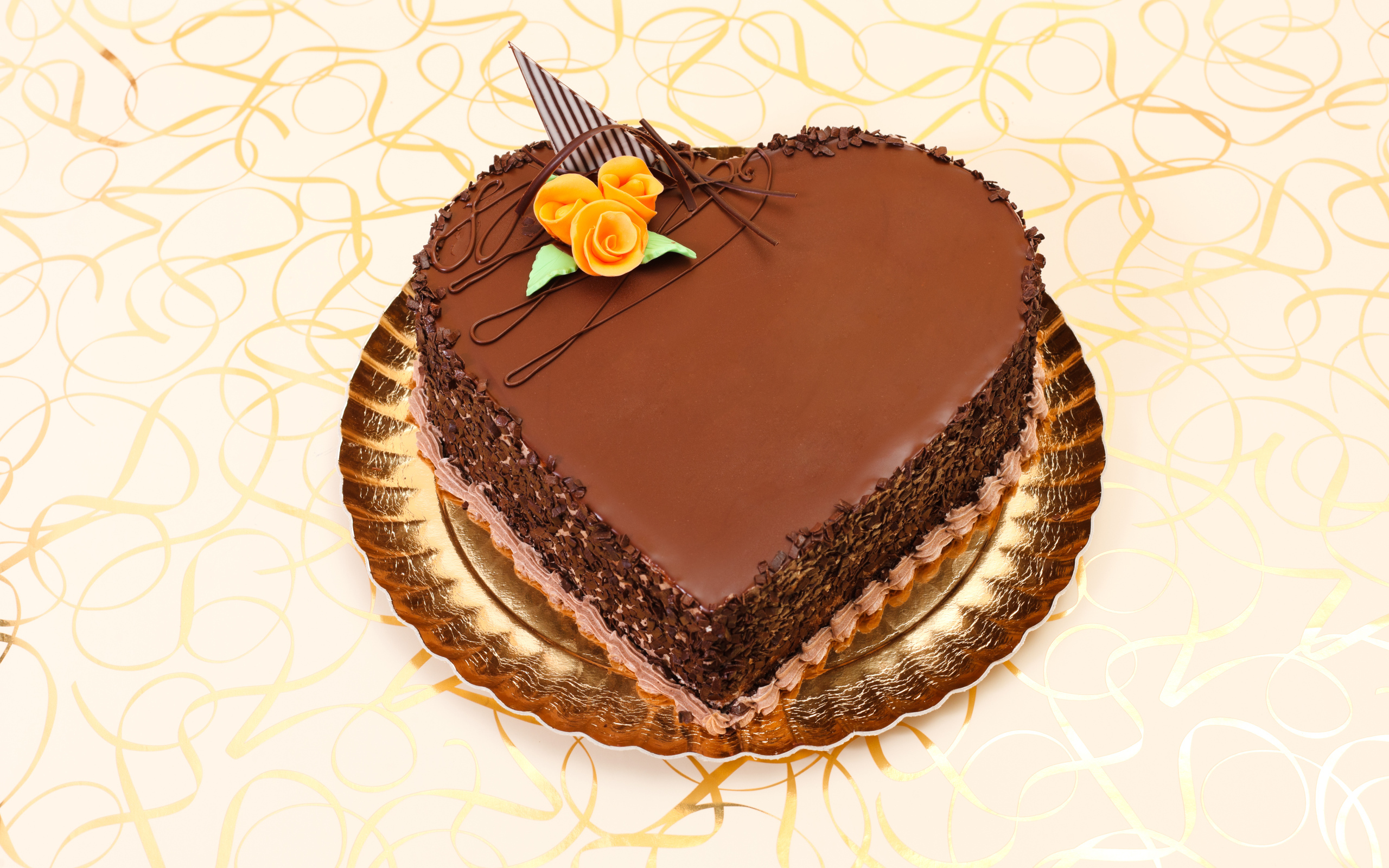 Красивый торт в форме сердца в шоколаде на столе