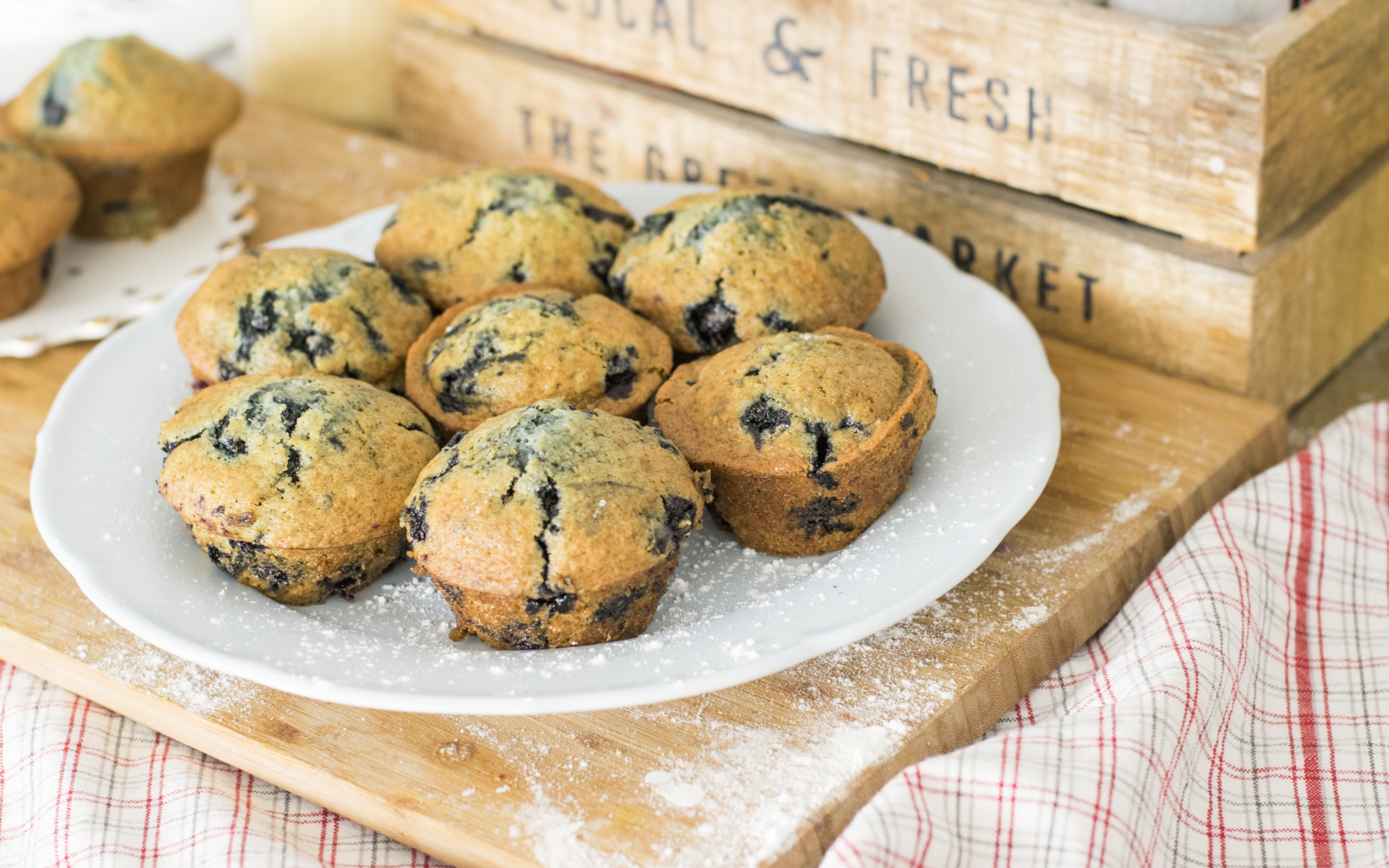 Кексы с ягодами черники на столе 