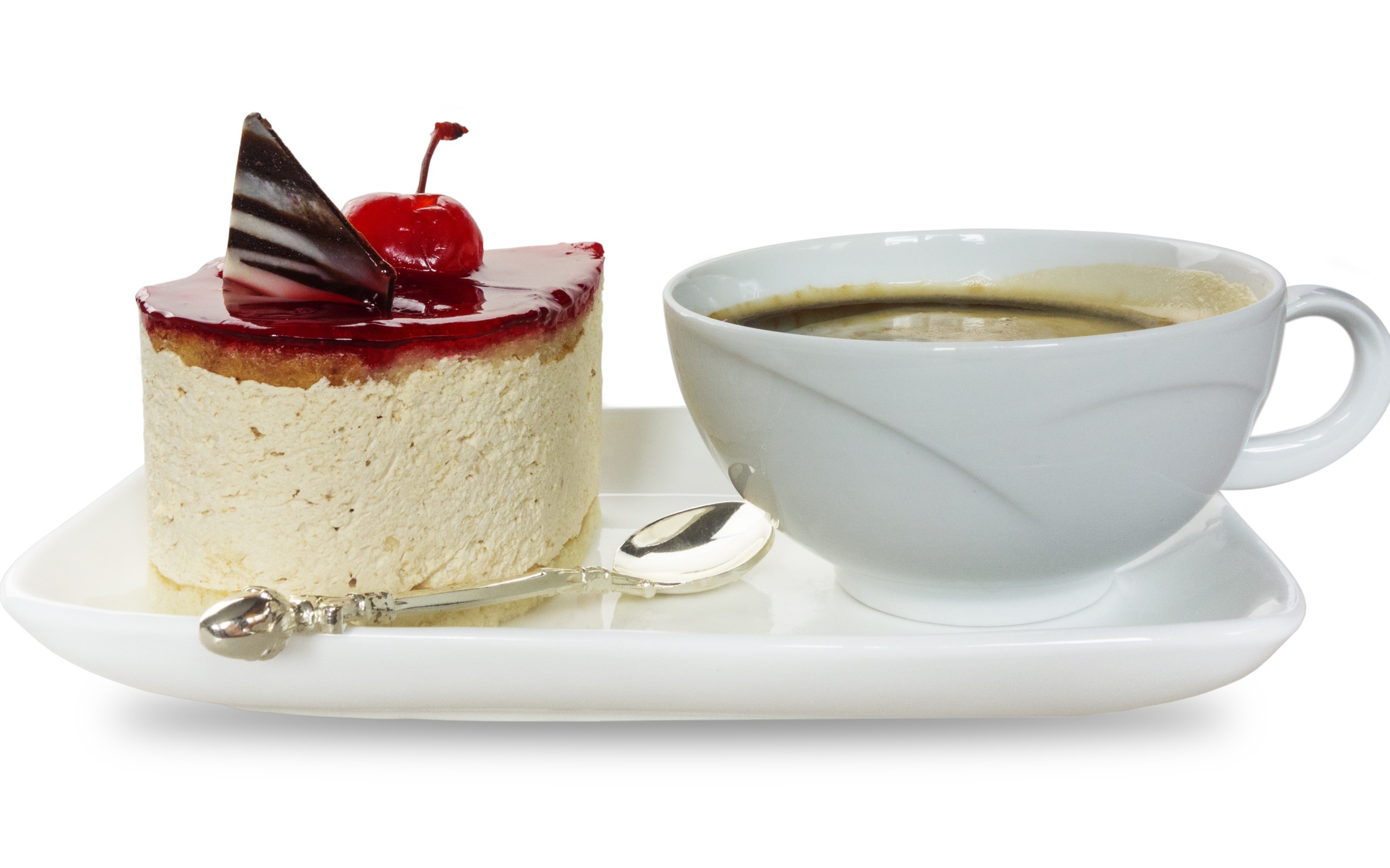 Пирожное с чашкой кофе на белом фоне