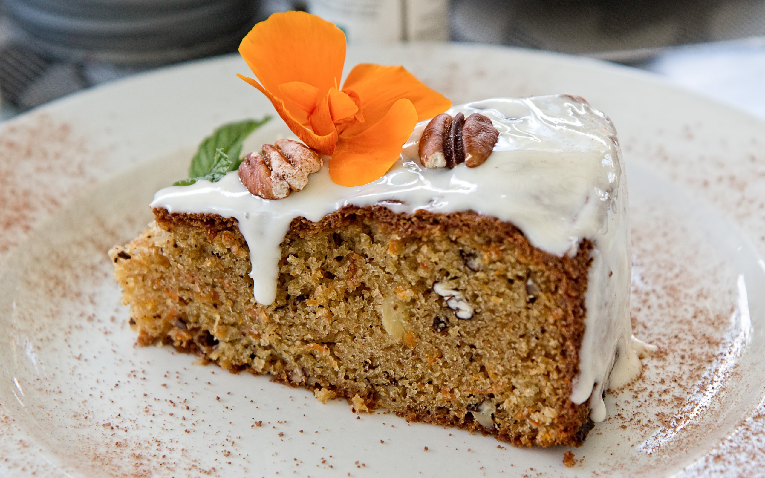 Морковный торт с орехами на тарелке 