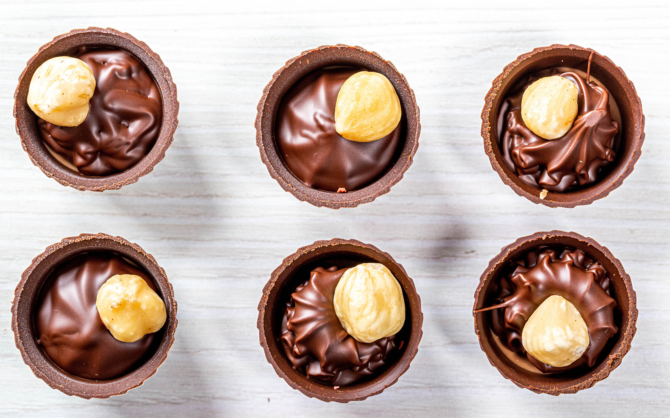 Шоколадные конфеты с фундуком на столе