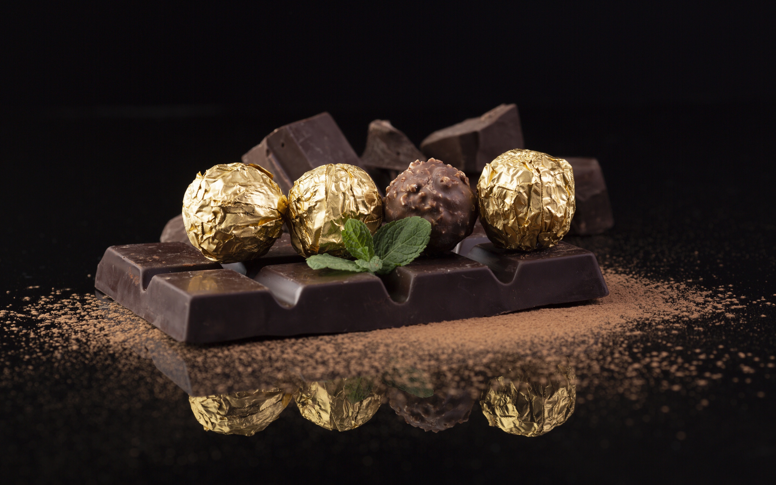 Конфеты на столе с шоколадной плиткой