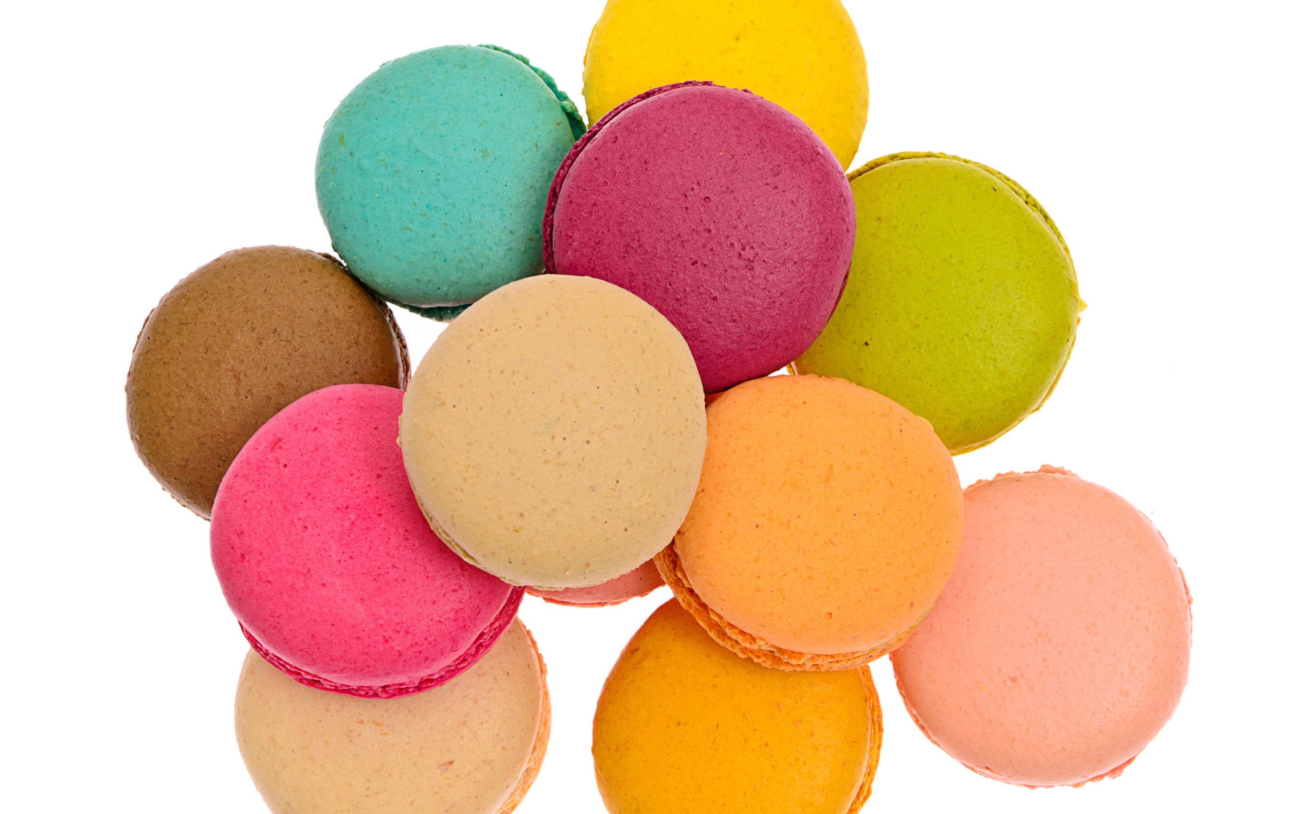 Разноцветный десерт макарун на белом фоне