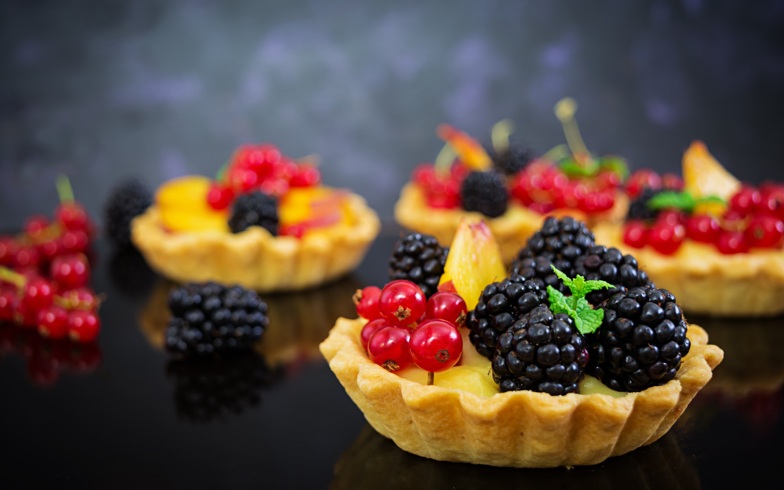 Печенье с кремом и свежими ягодами черники  и красной смородины