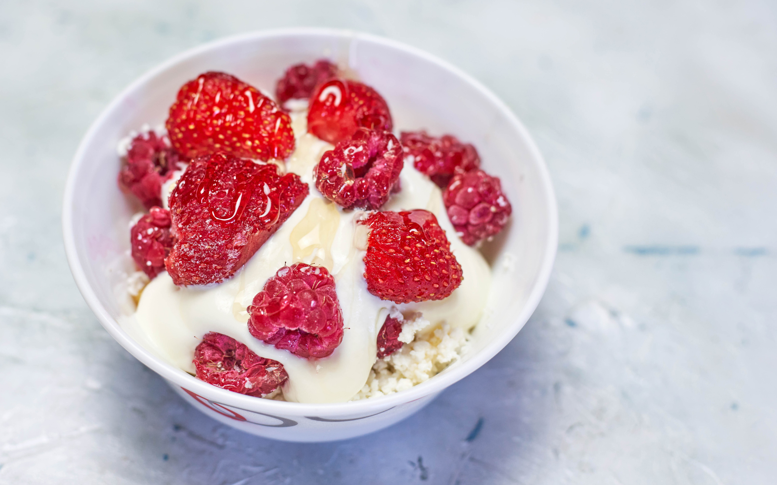 Творог со сметаной и ягодами малины