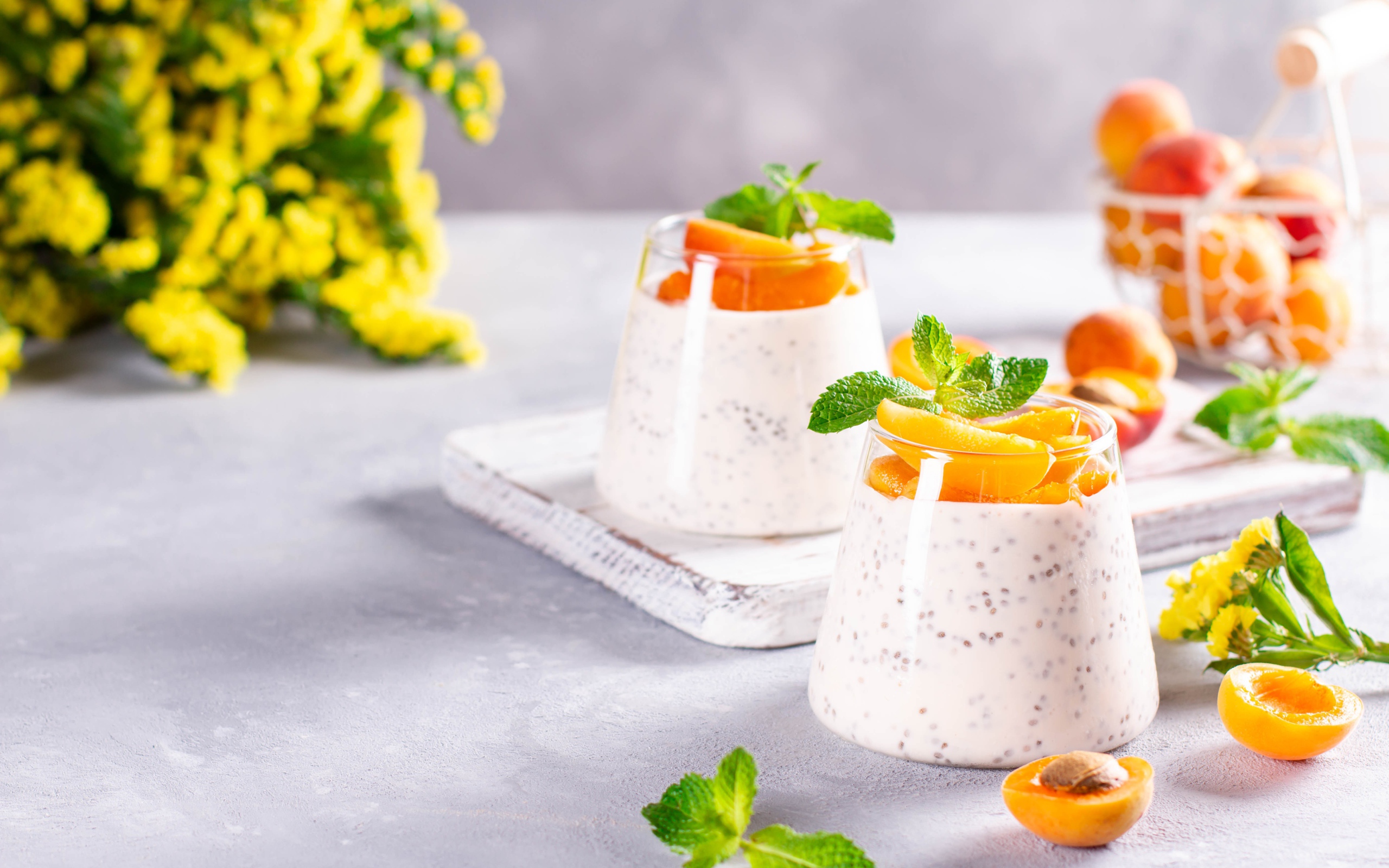 Десерт с ягодам годжи и спелыми абрикосами 