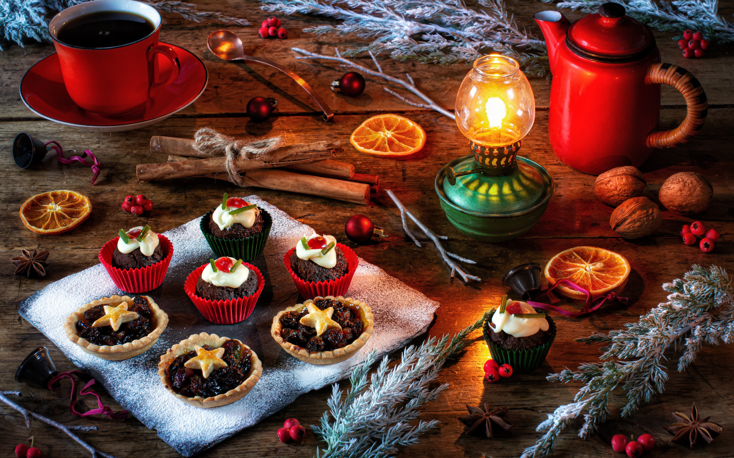 Разные кексы на столе с лампой и кофе