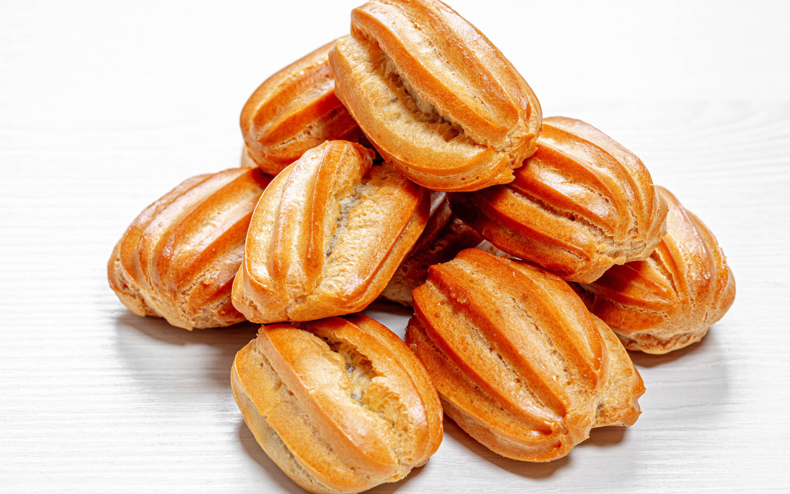 Свежие эклеры на белом фоне