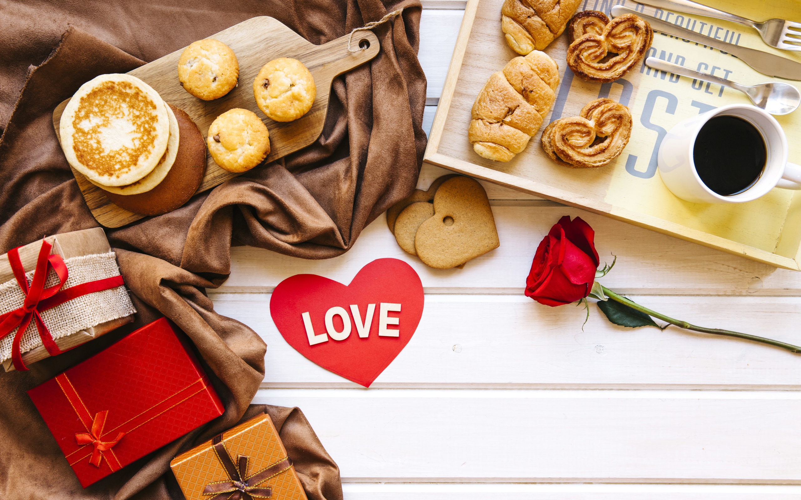 Свежая выпечка на столе с подарками и кофе 