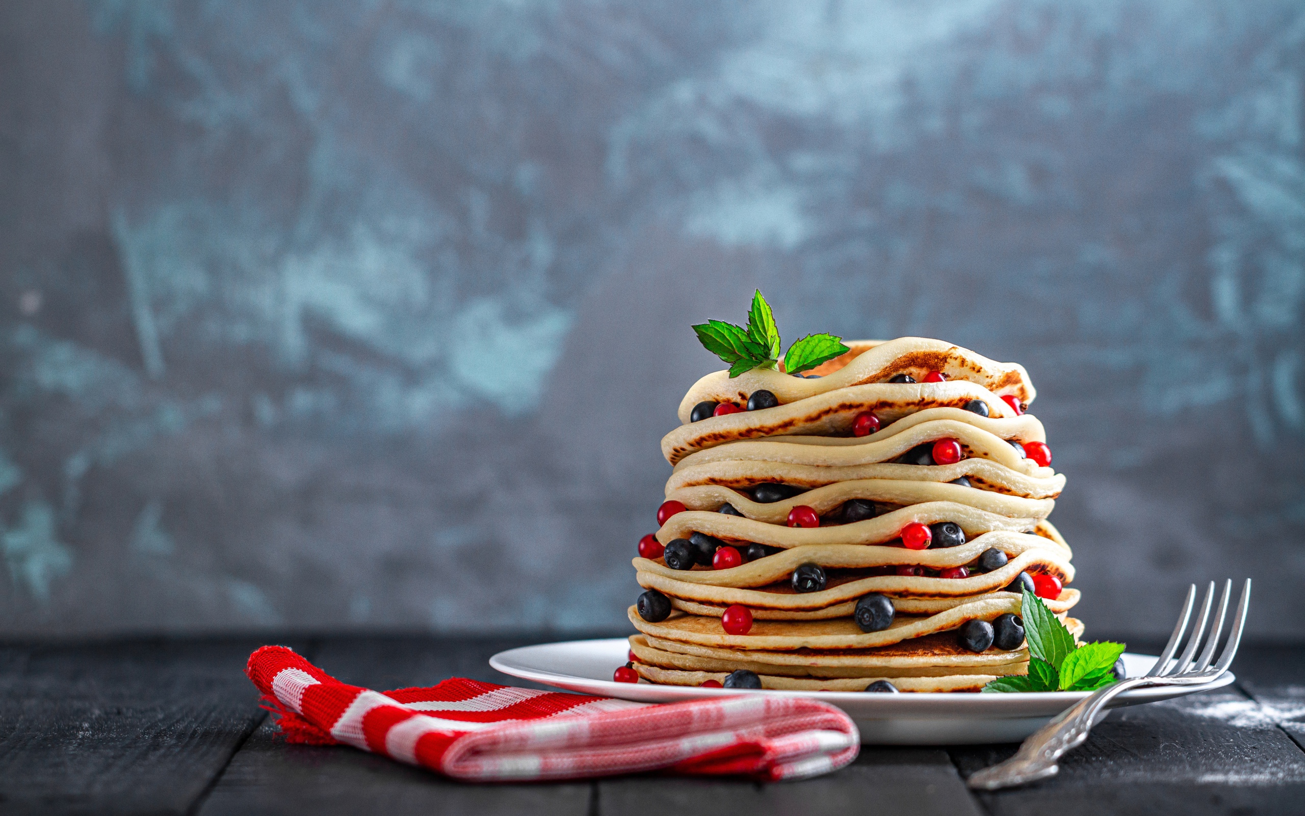 Оладьи с ягодами черники и красной смородины 