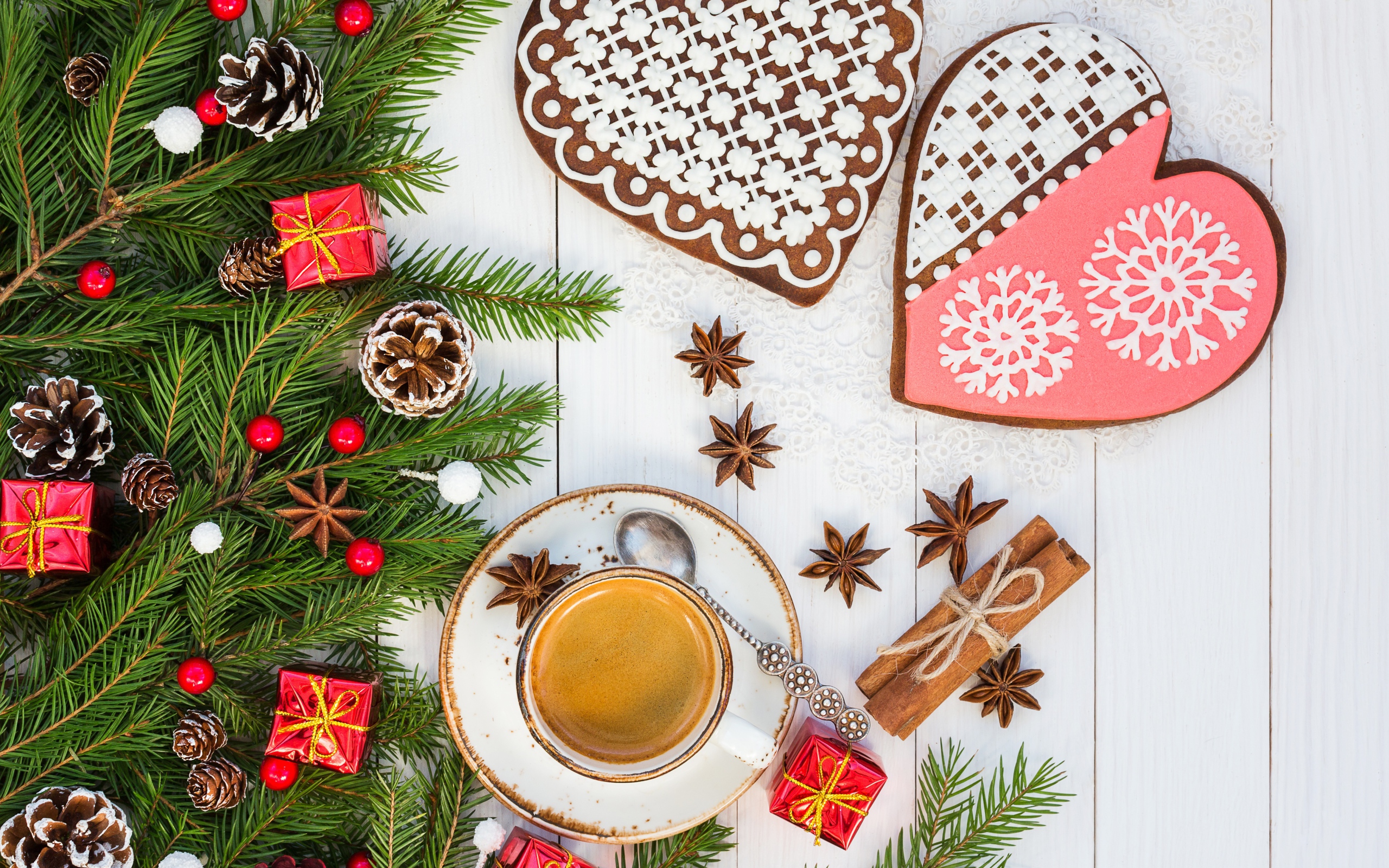 Печенье в форме сердца на столе с чашкой кофе и еловой веткой