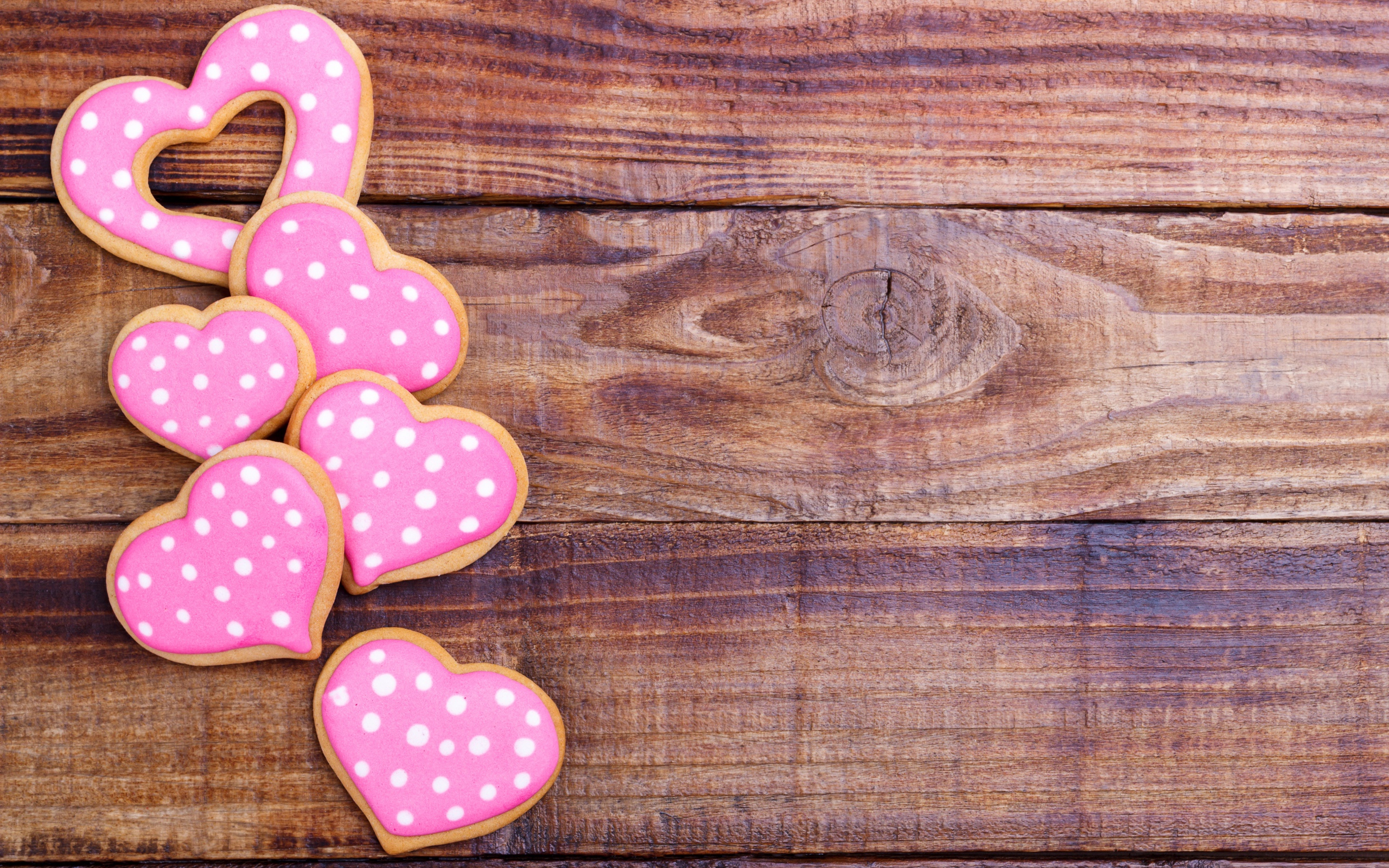 Печенье в форме сердца на деревянном столе