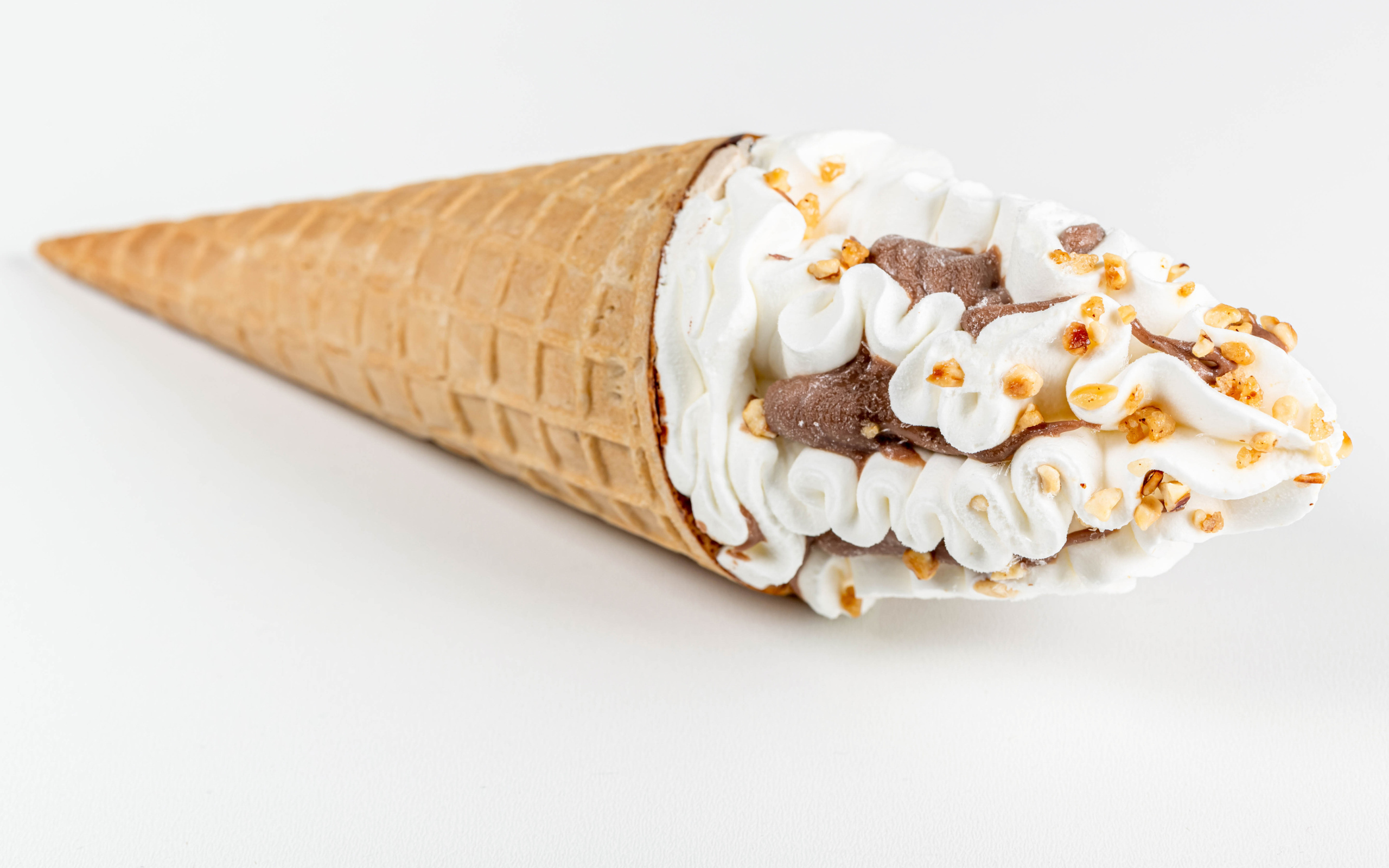 Мороженое рожок с орехами и шоколадом