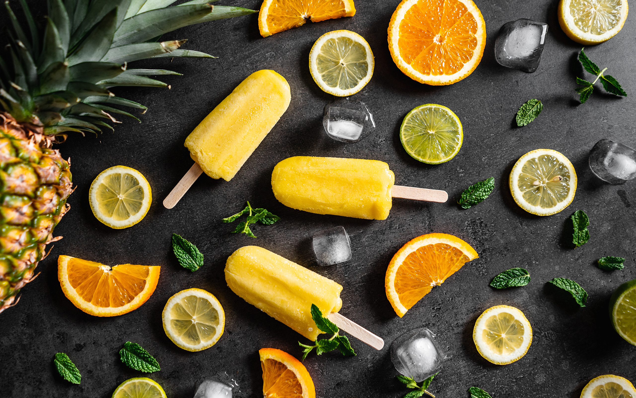 Фруктовое мороженое на сером фоне с цитрусовыми и лимоном 