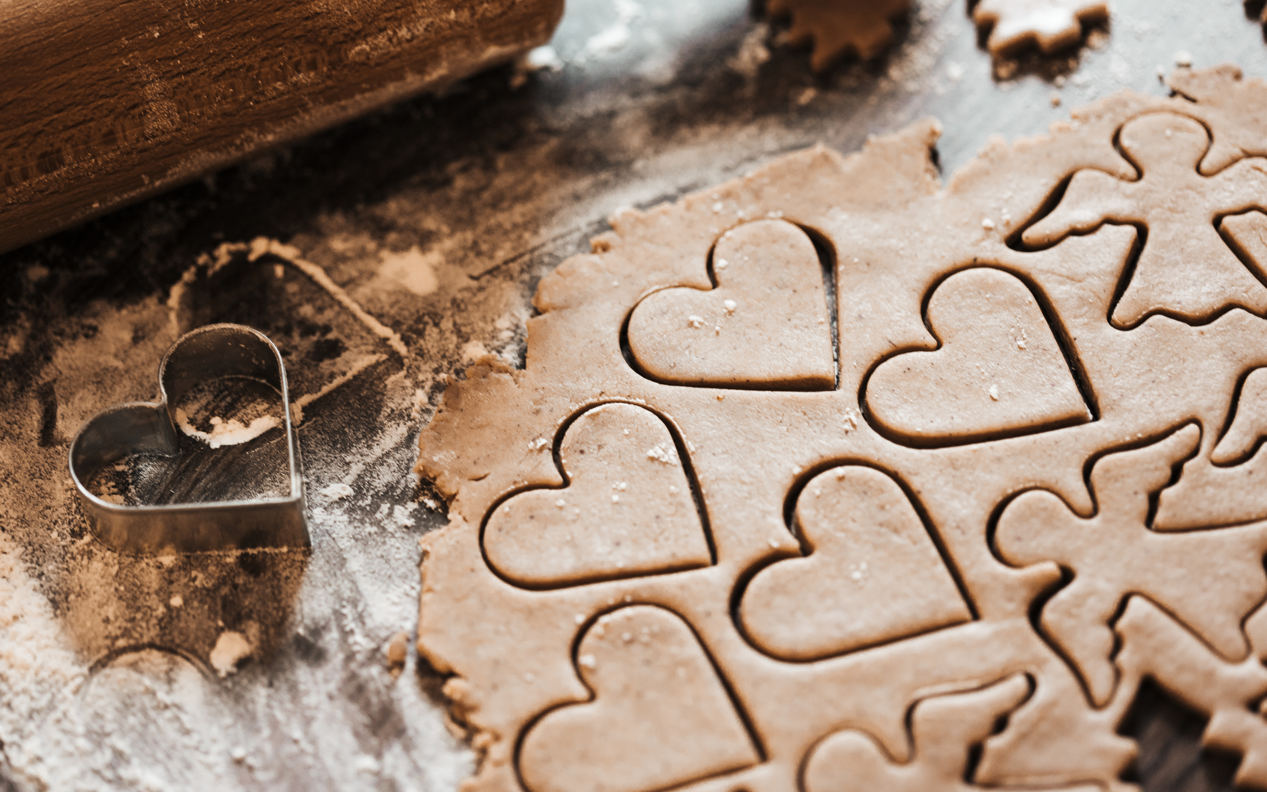 Сырое печенье в форме ангелов и сердечек