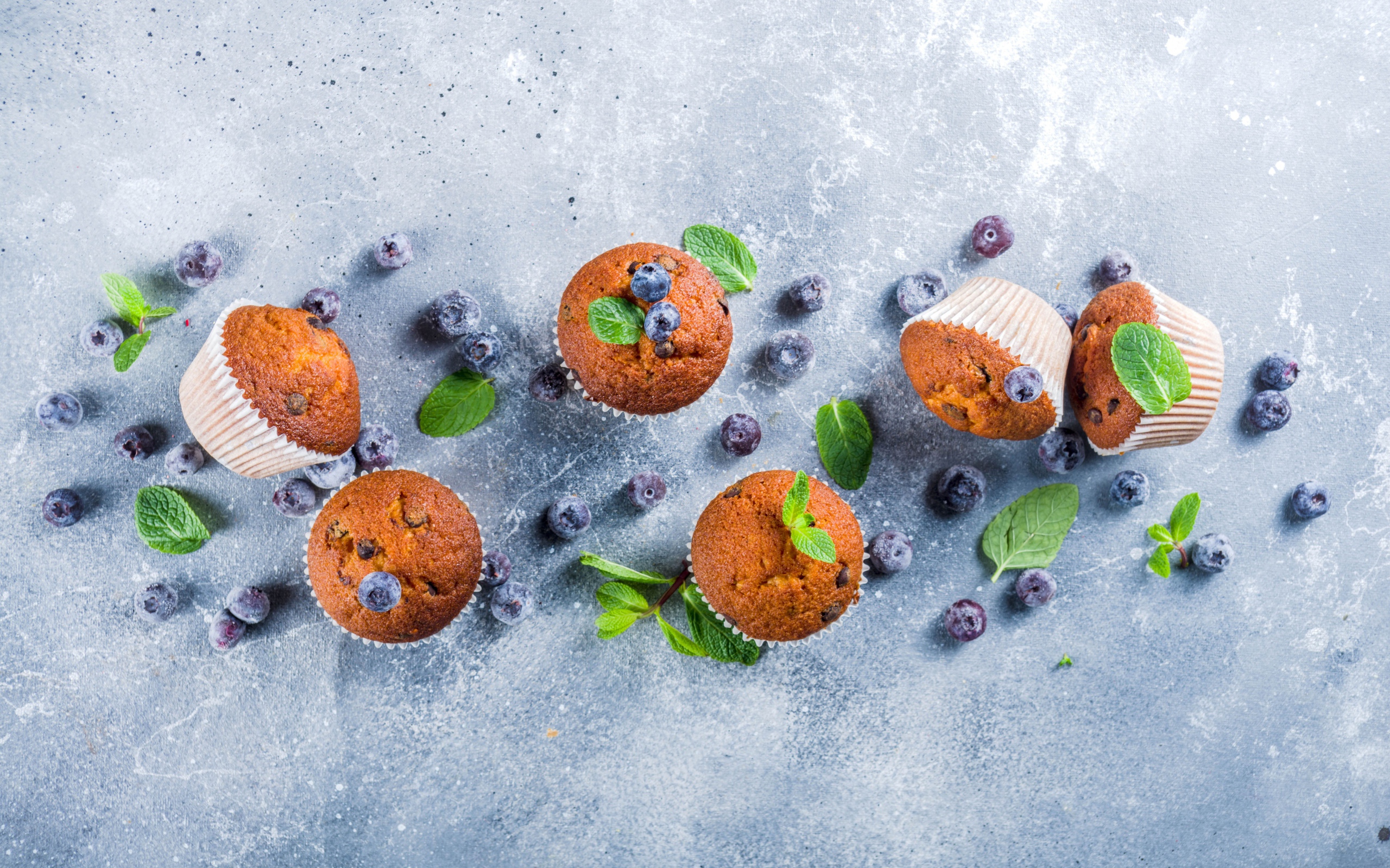 Румяные кексы на столе с ягодами черники