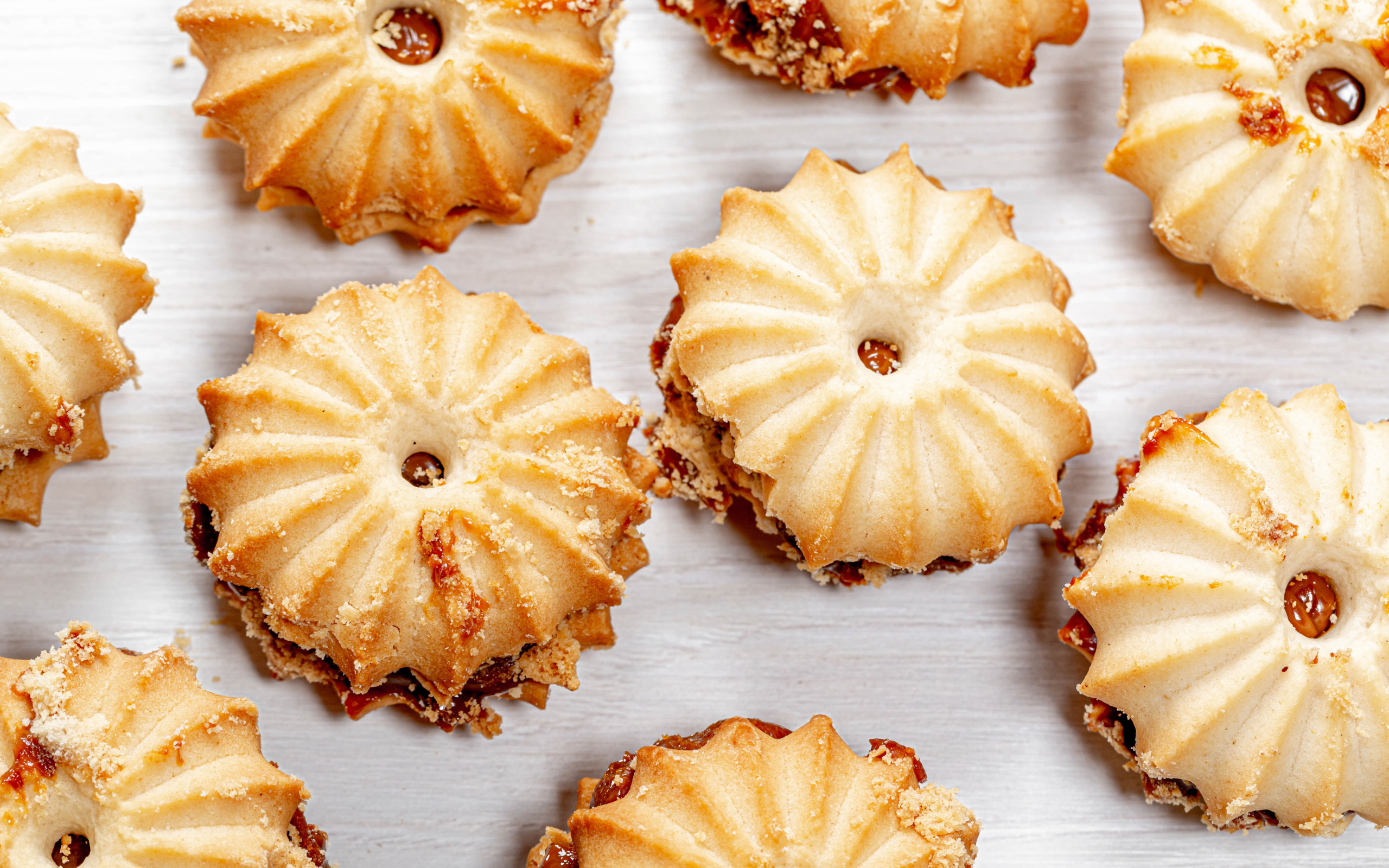 Вкусное печенье со сгущенкой на столе крупным планом